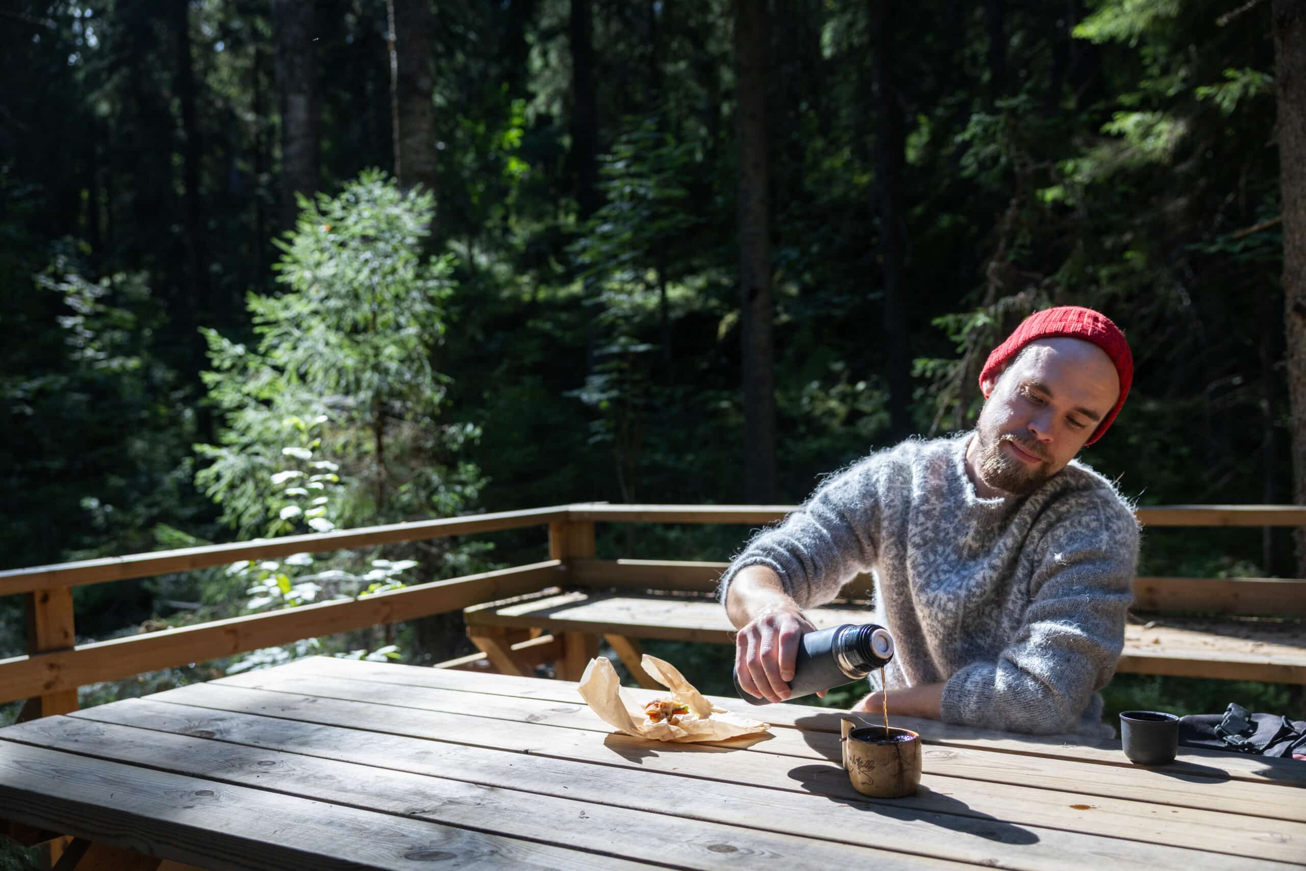 Retkeiljä syö eväitä Synninlukon luontokohteessa