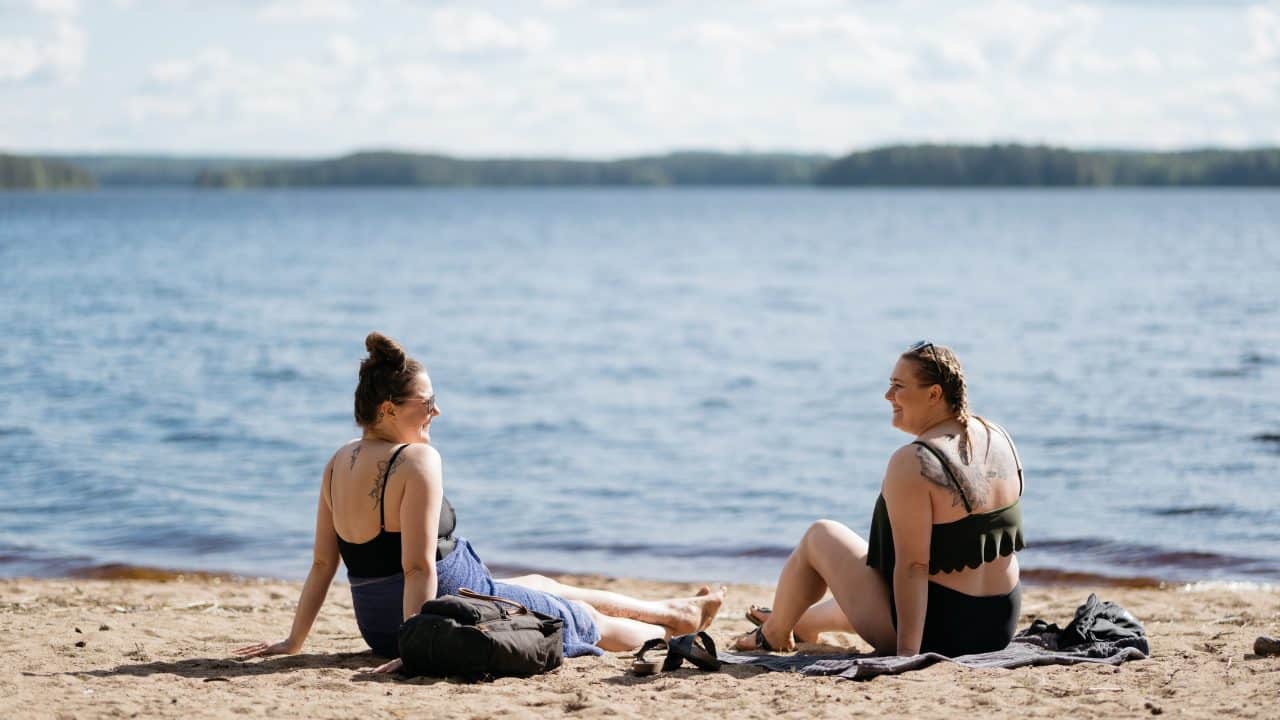 Kaksi naista uimarannalla Jämsässä.