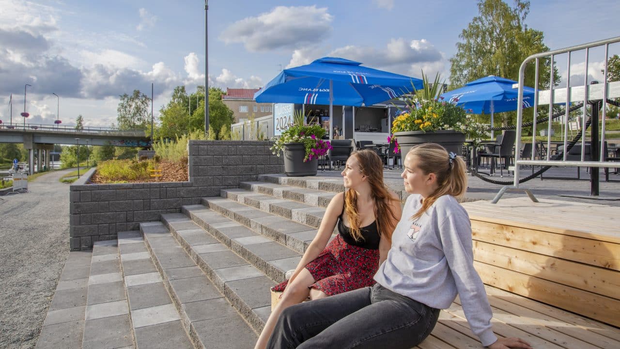 Kaksi henkilöä satA