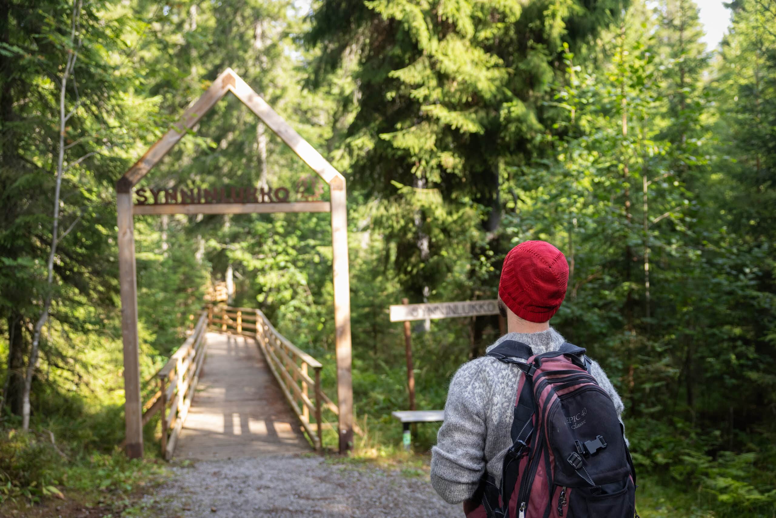 Mies Synninlukon luontokohteen portilla Jämsässä