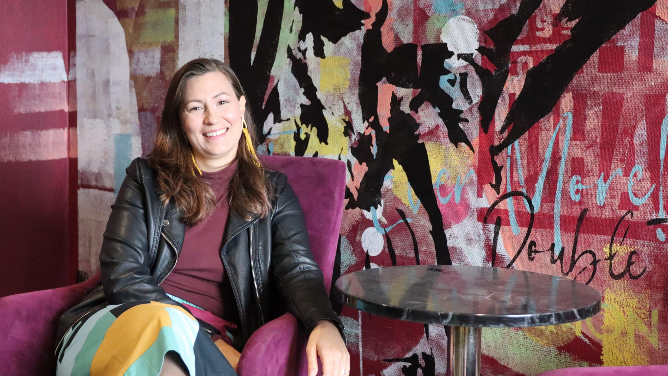 Hotellin aulassa istuu nainen