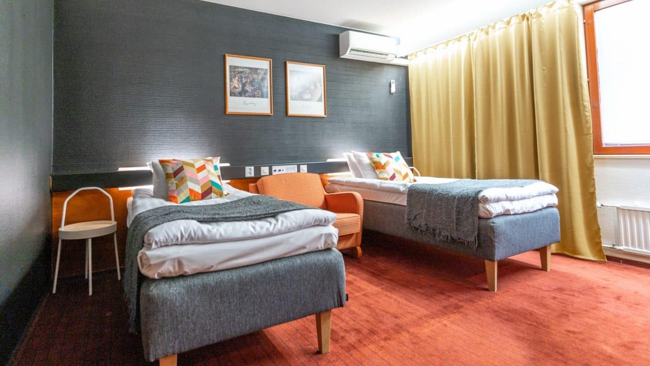 Hotelli Jämsän esteetön huone kahdella sängyllä