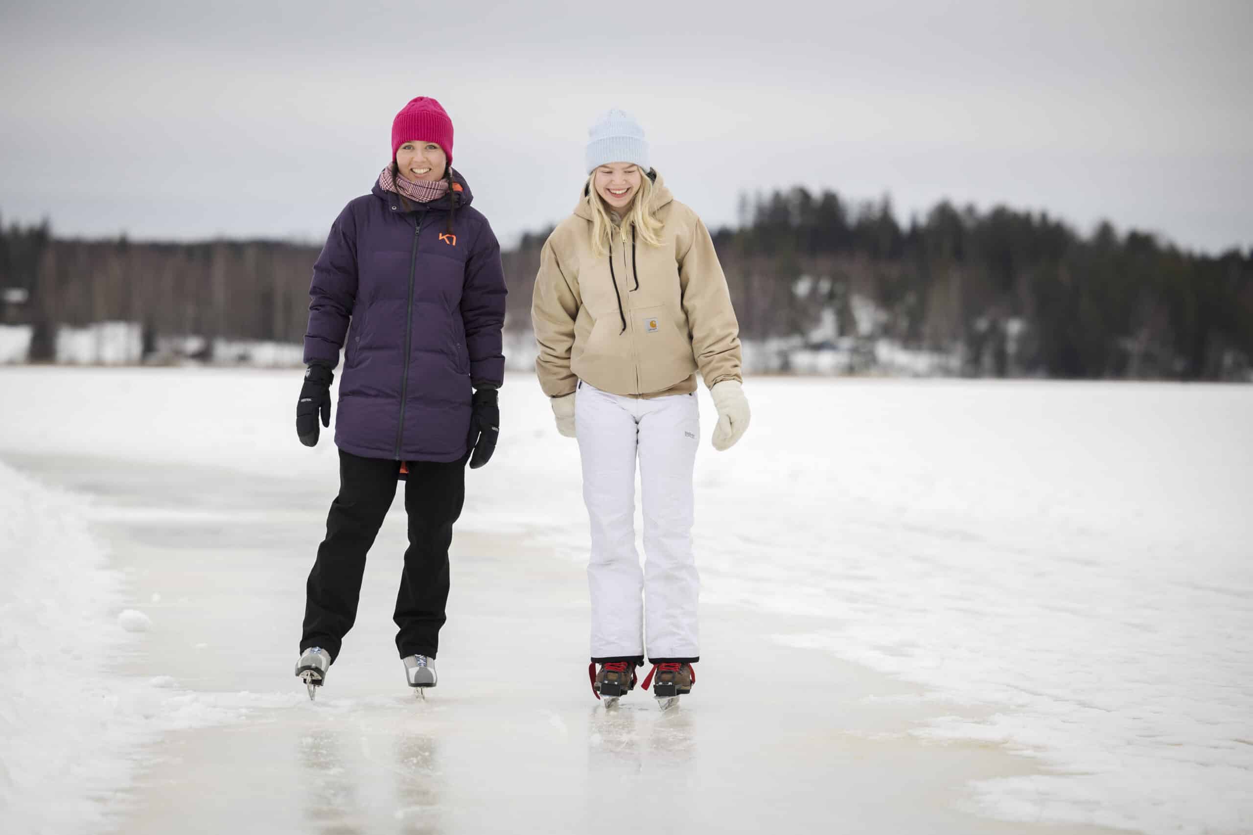 Kaksi henkilöä luistelemassa