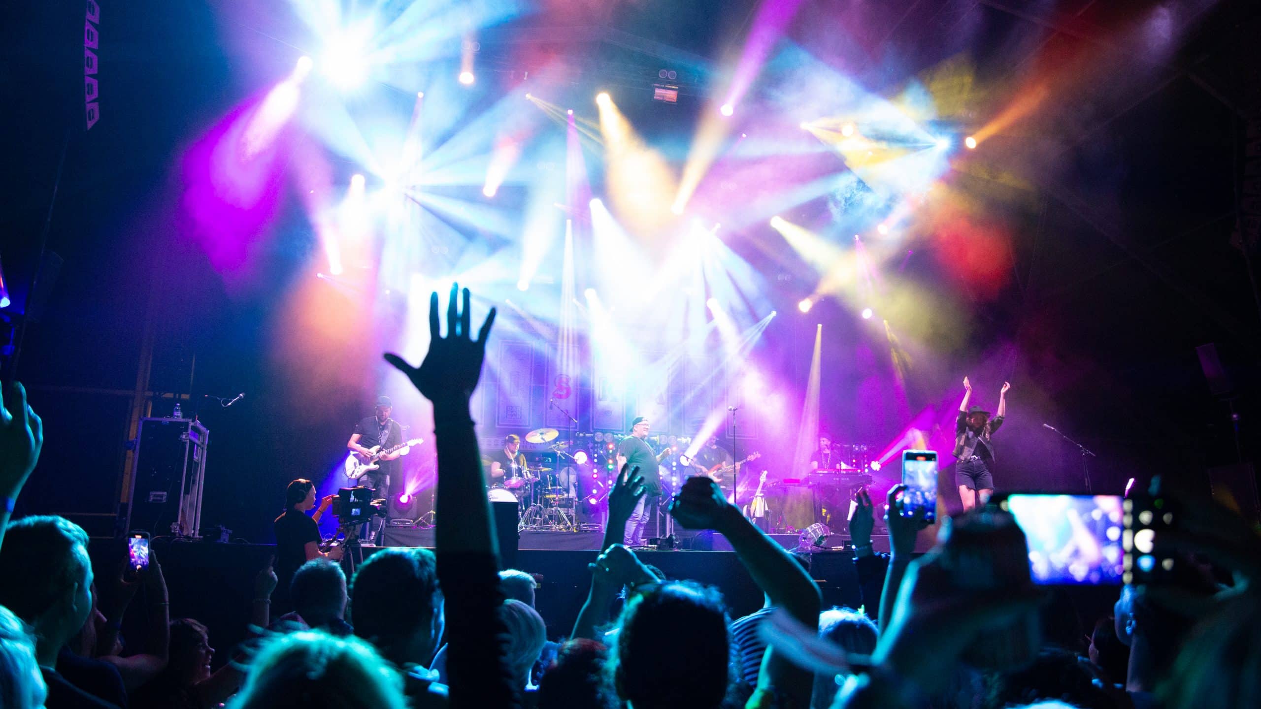 Musiikkiyhtye esiintymässä Himoksella