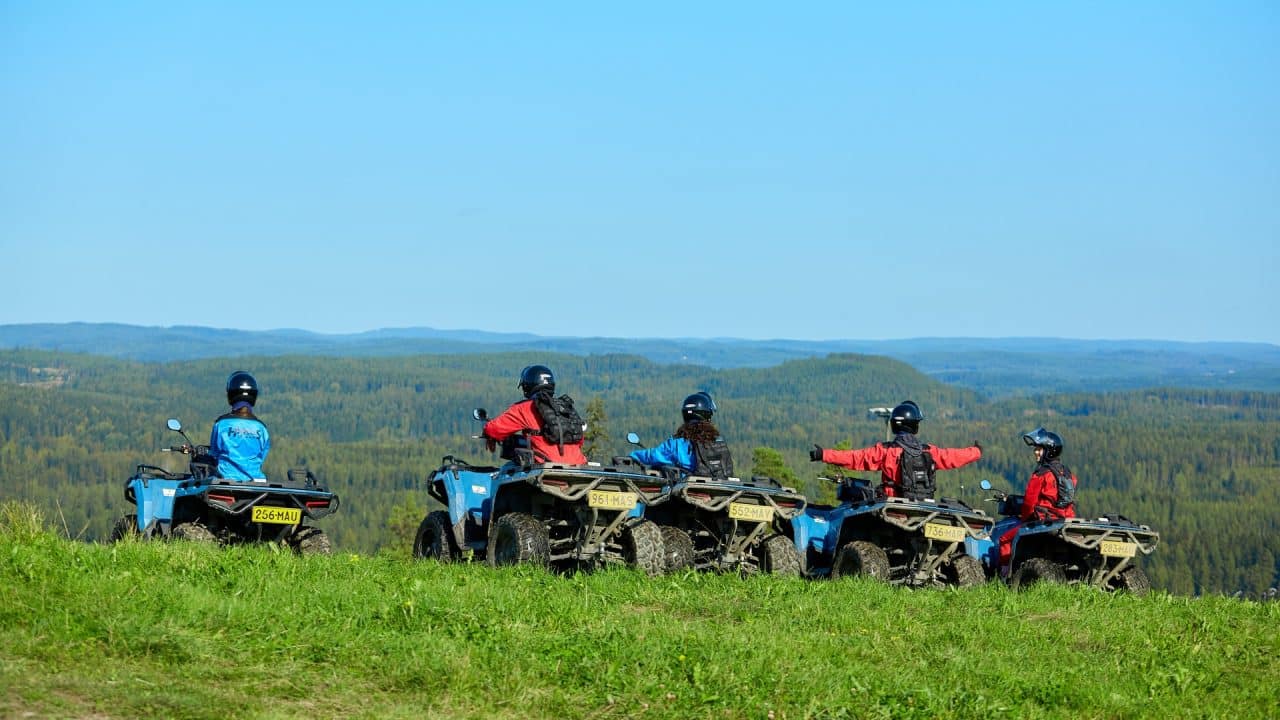 henkilöt mönkijöiden selässä