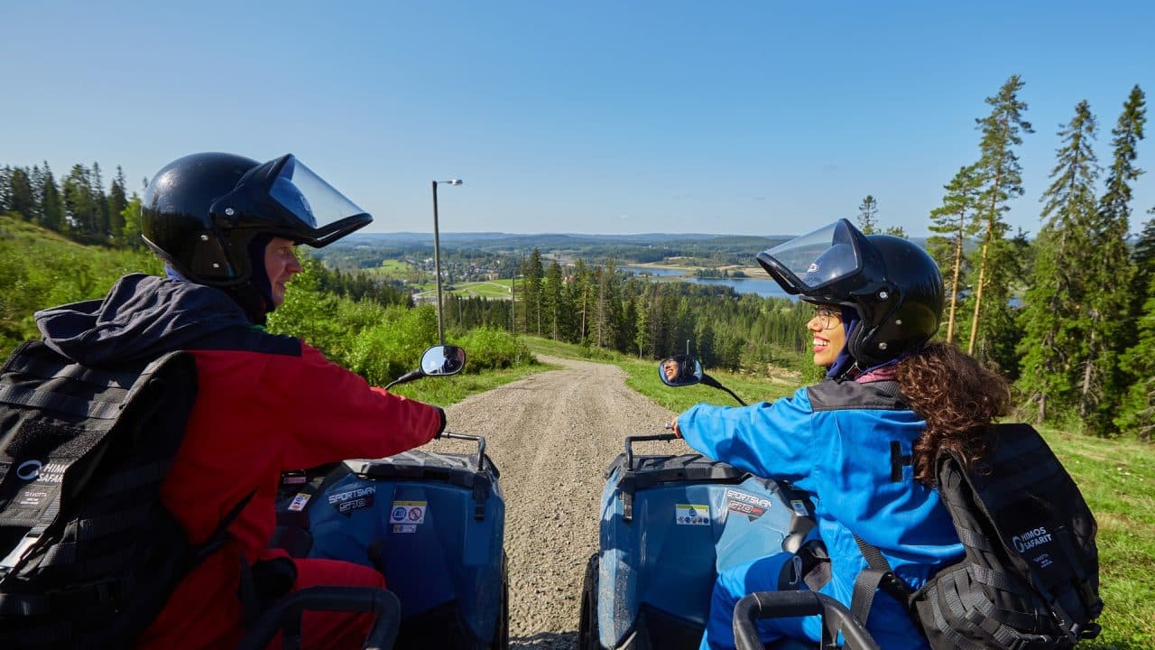 Kaksi mönkijäkuskia katsoo toisiaan