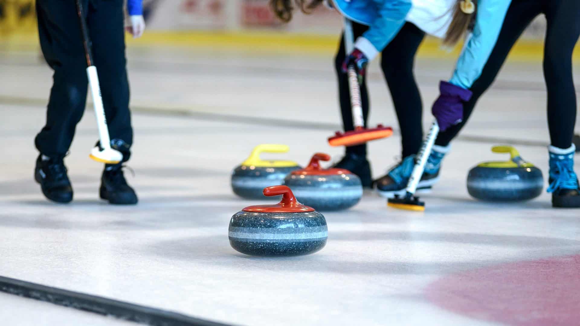 Pelaajat pelaamassa curlingia