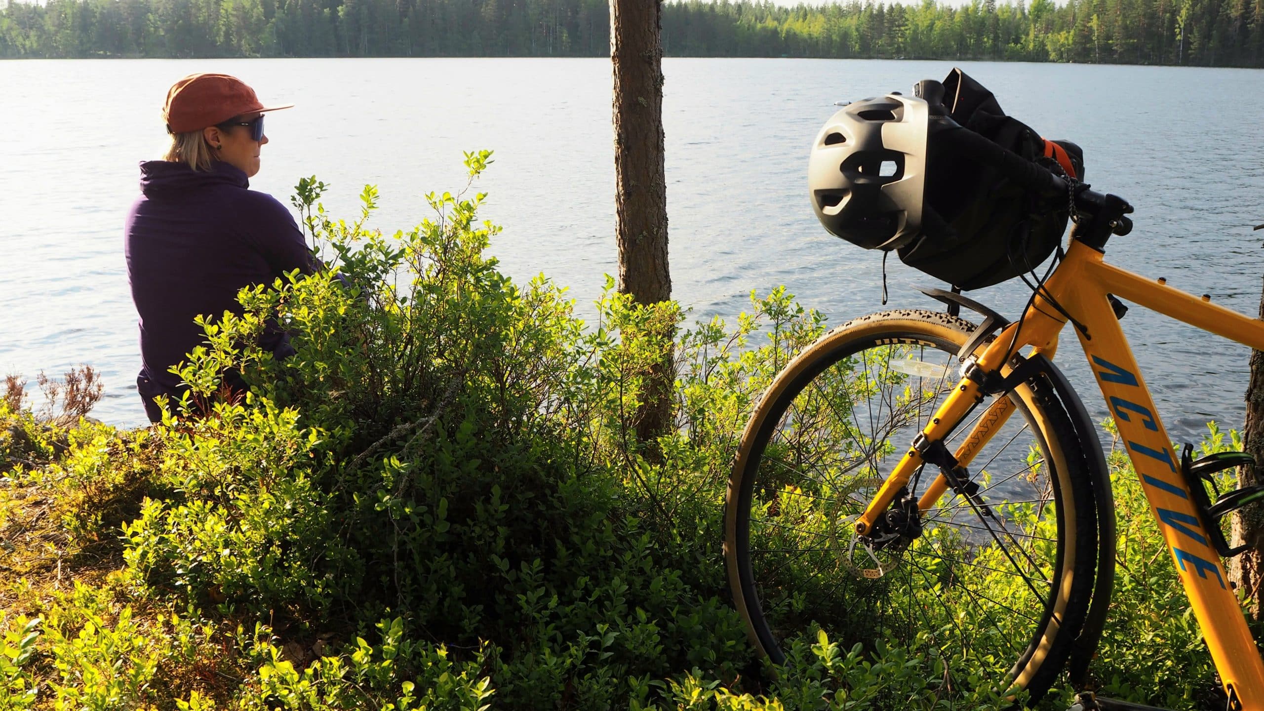 Gravelpyöräilijä metsäisen järven rannalla