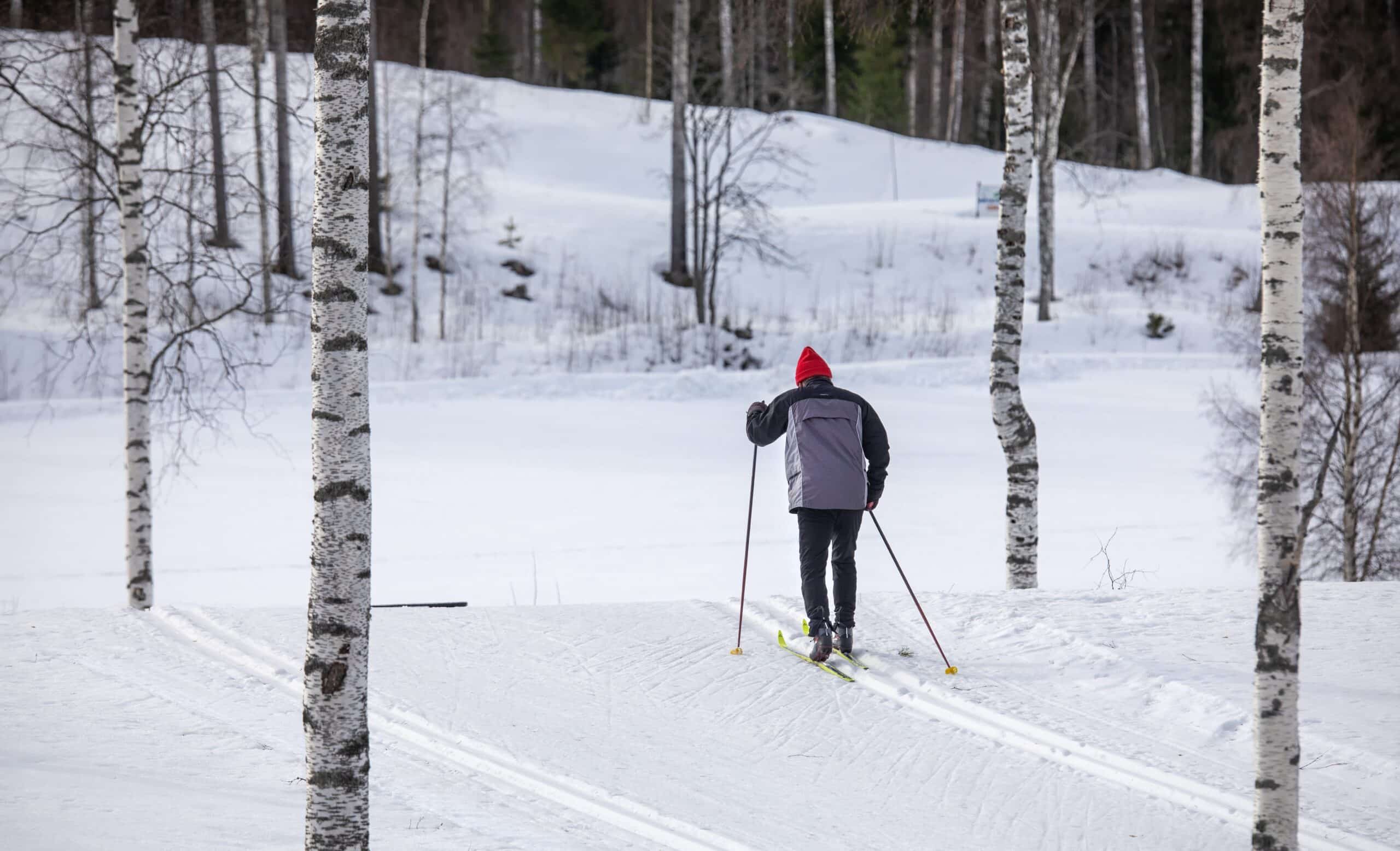 Henkilö hiihtämässä