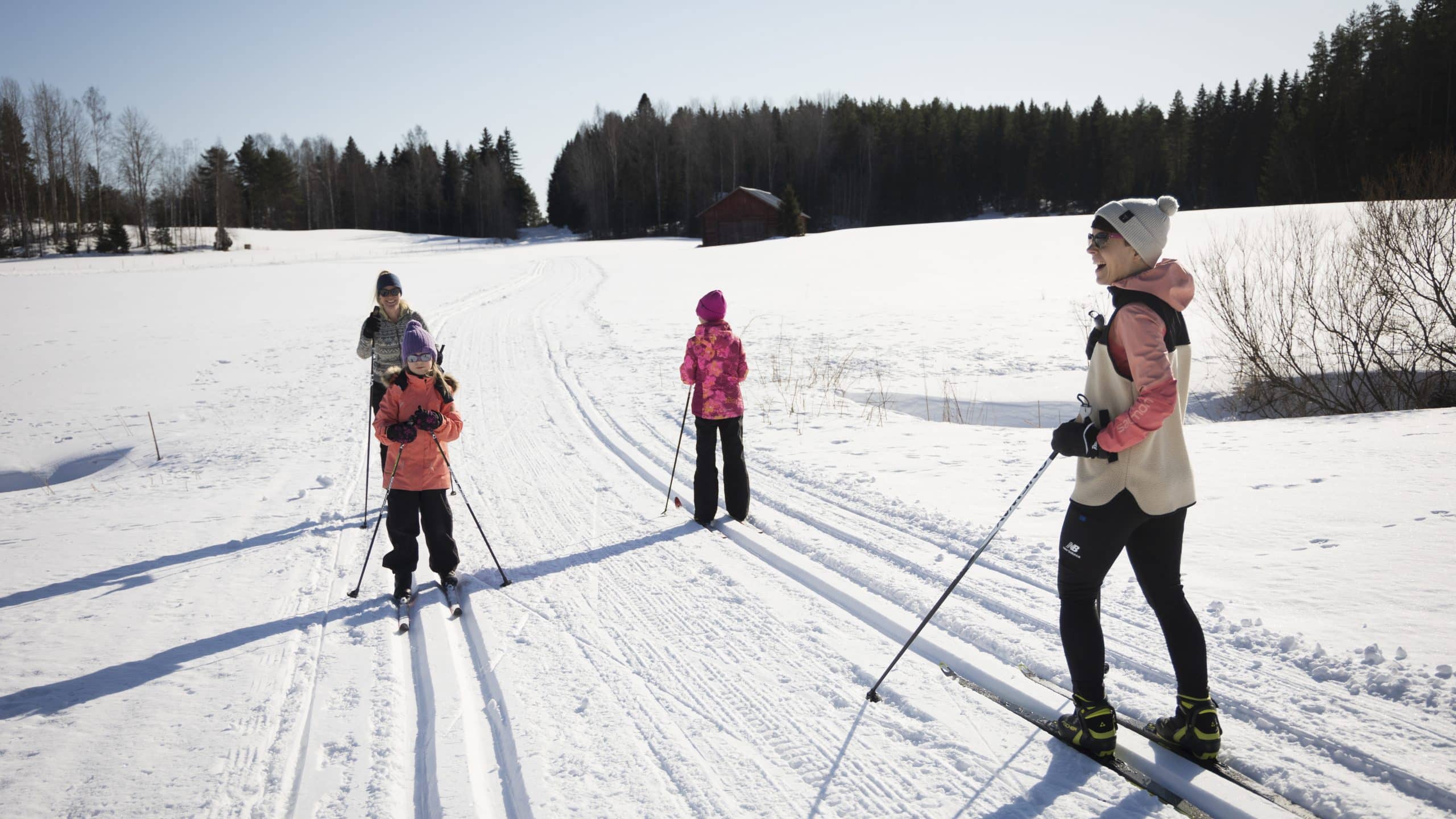 Hiihtäjät pysähtyneenä laudulla
