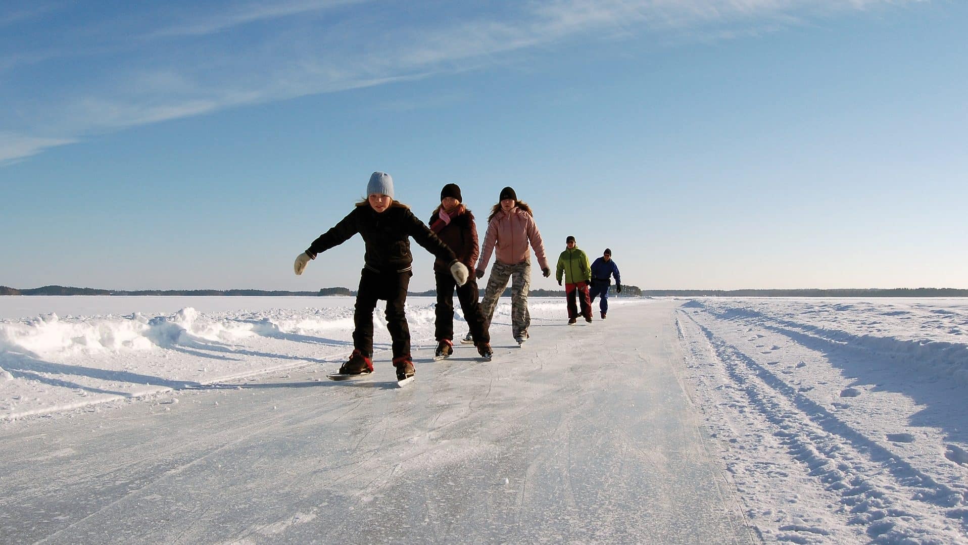 Retkiluistelijat jonossa jäällä