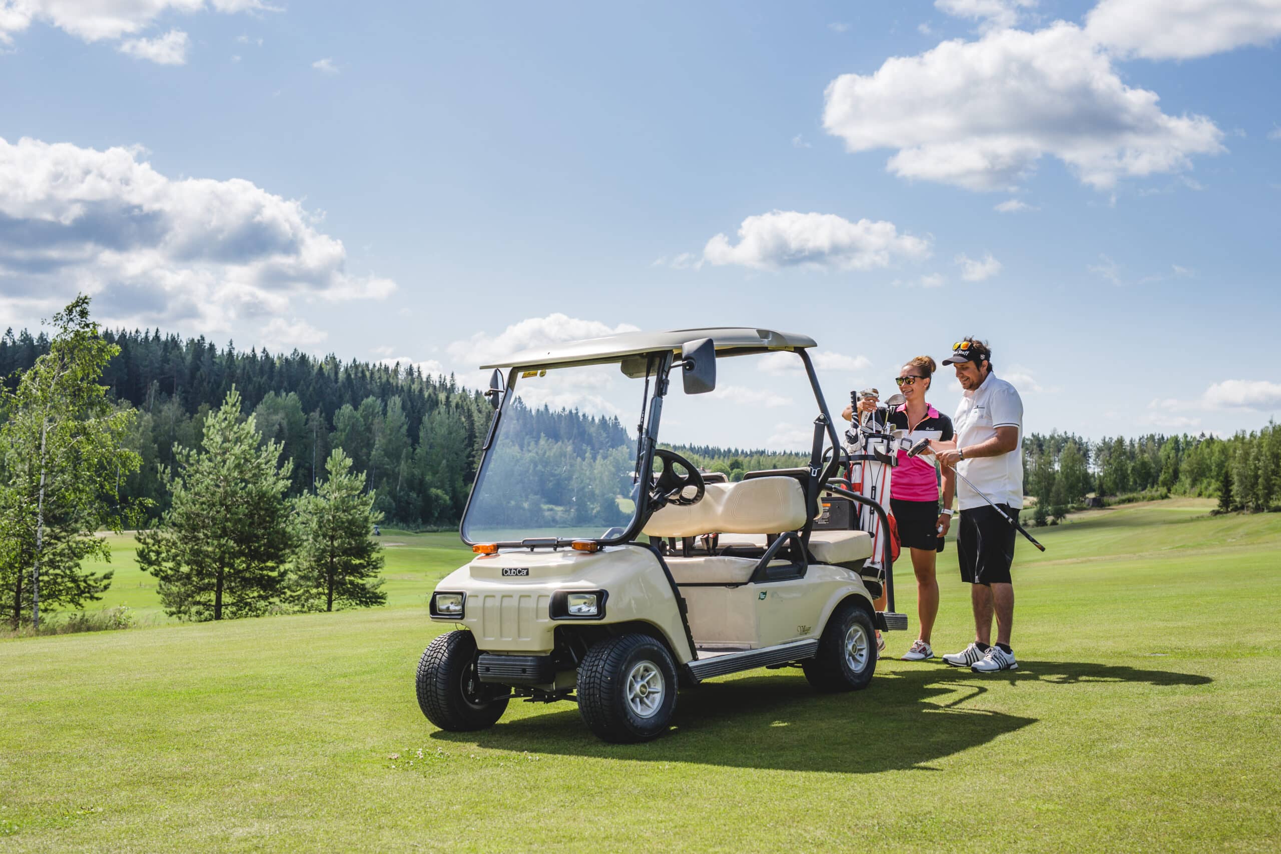 Kaksi henkilöä golfaamassa