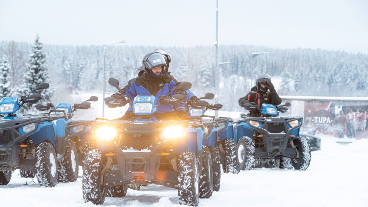 Mönkijät liikkeellä lumisessa maastossa