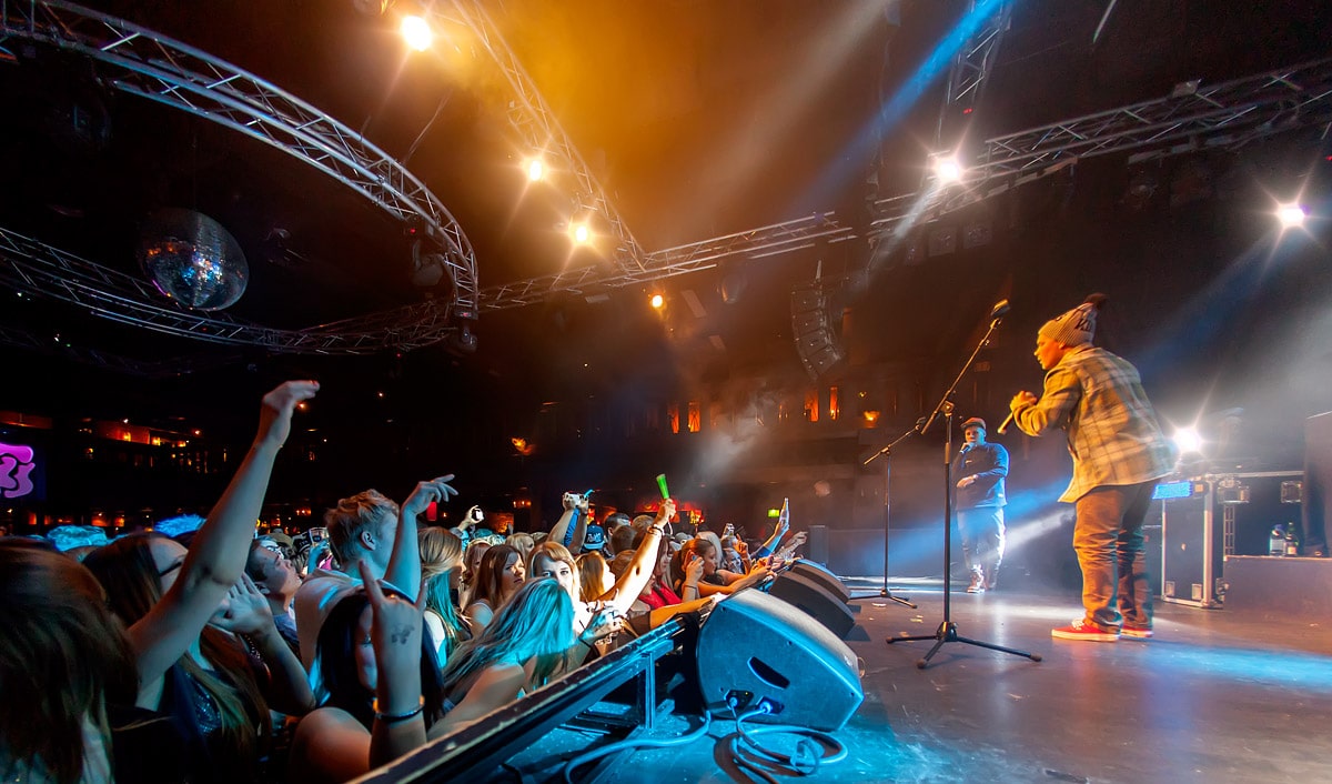 Yleisö Himos areenan lavan edessä