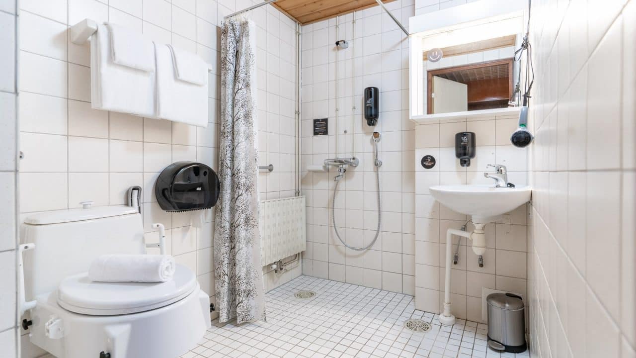 Esteetön kylpyhuone Hotelli Jämsässä