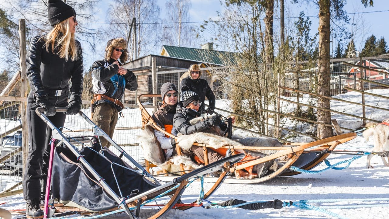 Koiravaljakon kyytiläiset valmiina lähtöön