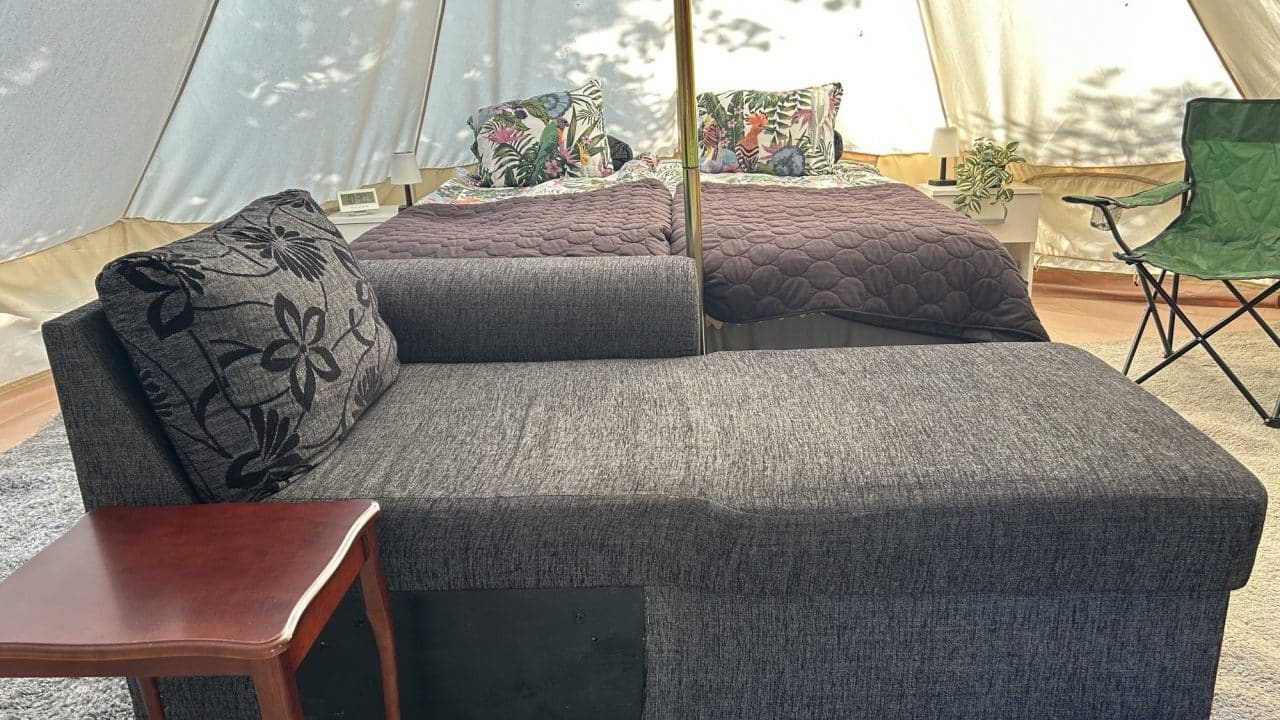 Parisänky glampingteltan sisällä