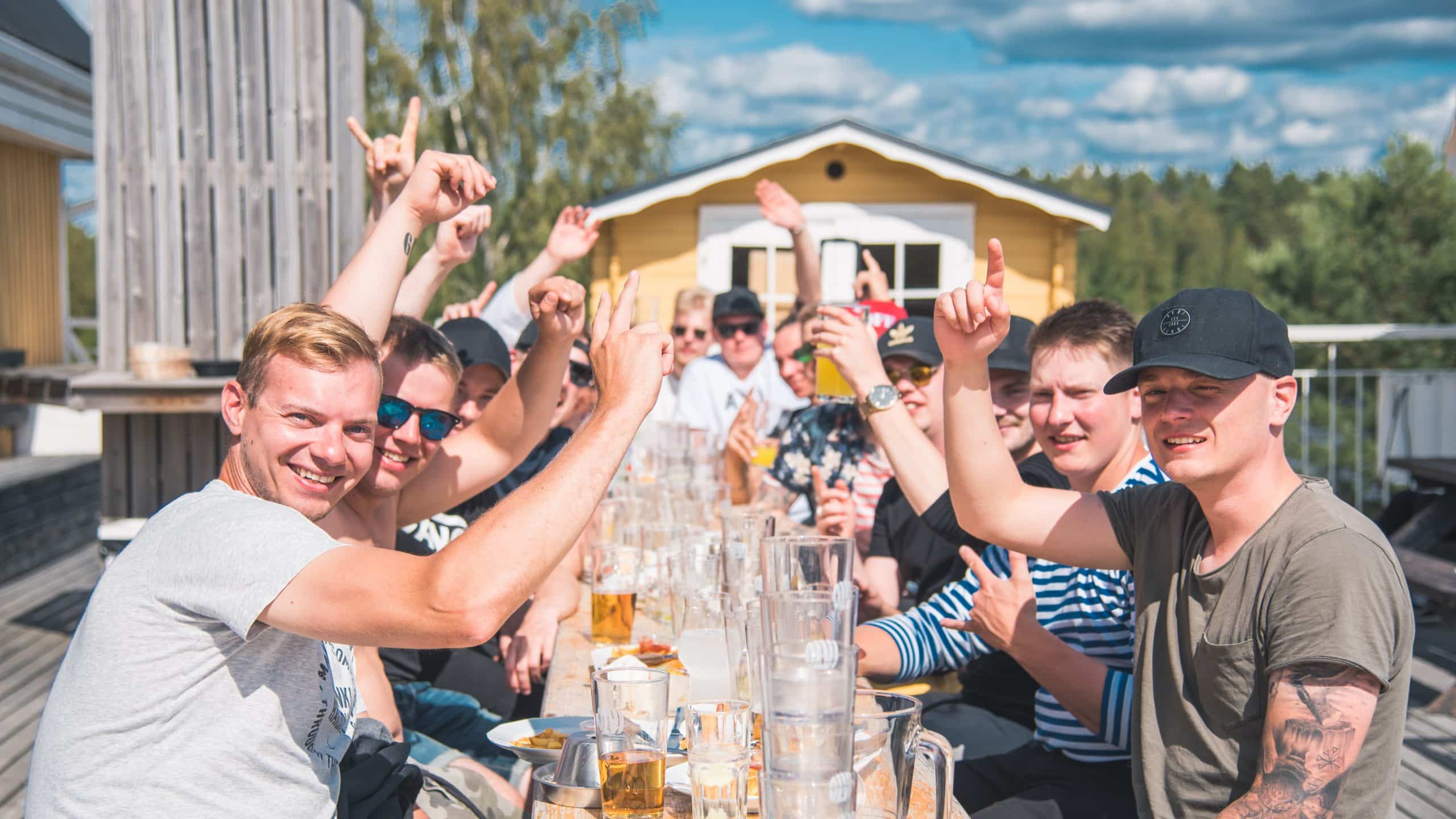 Polttariporukka juhlimassa