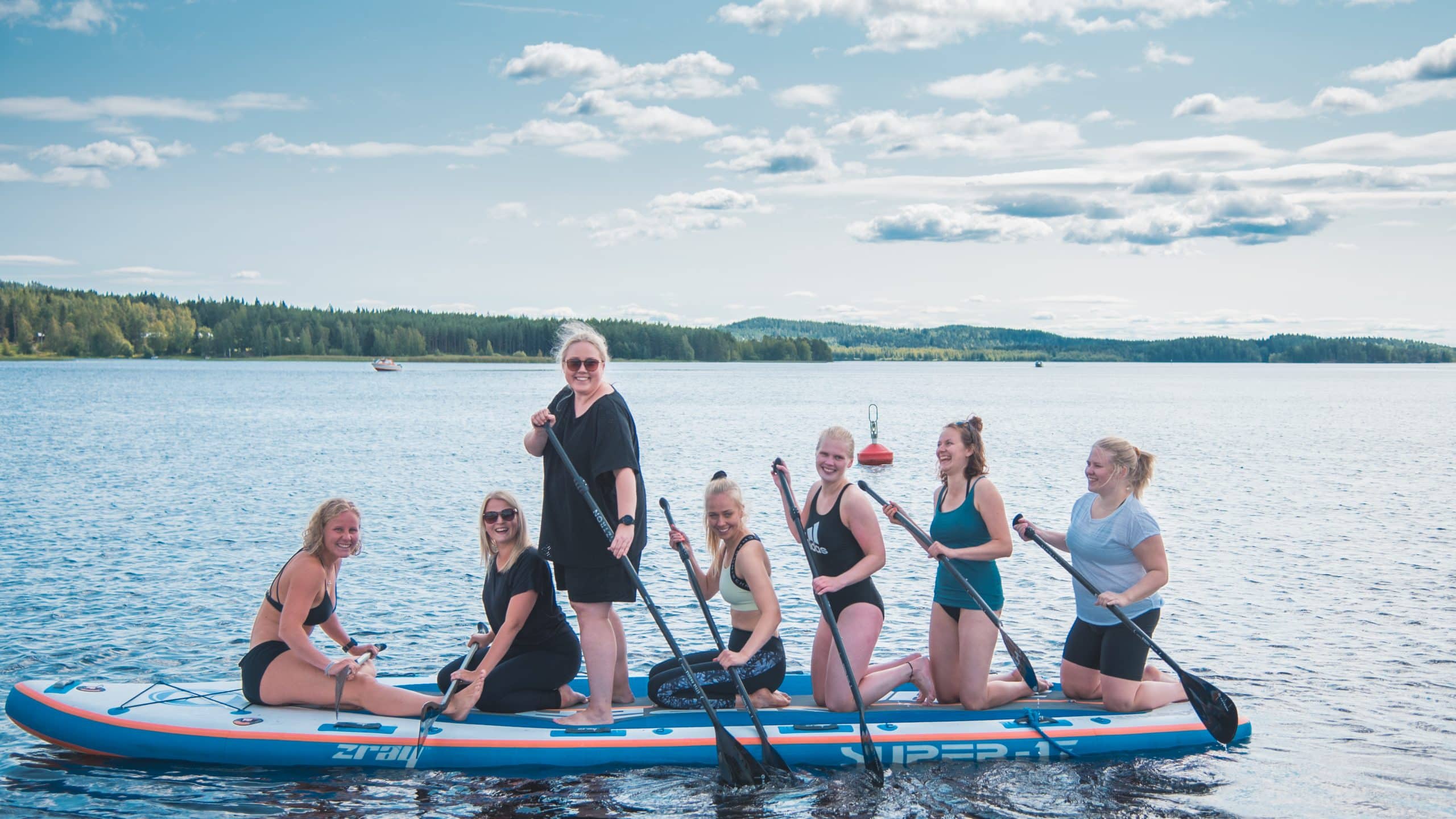 Polttariporukka SUP-laudan päällä