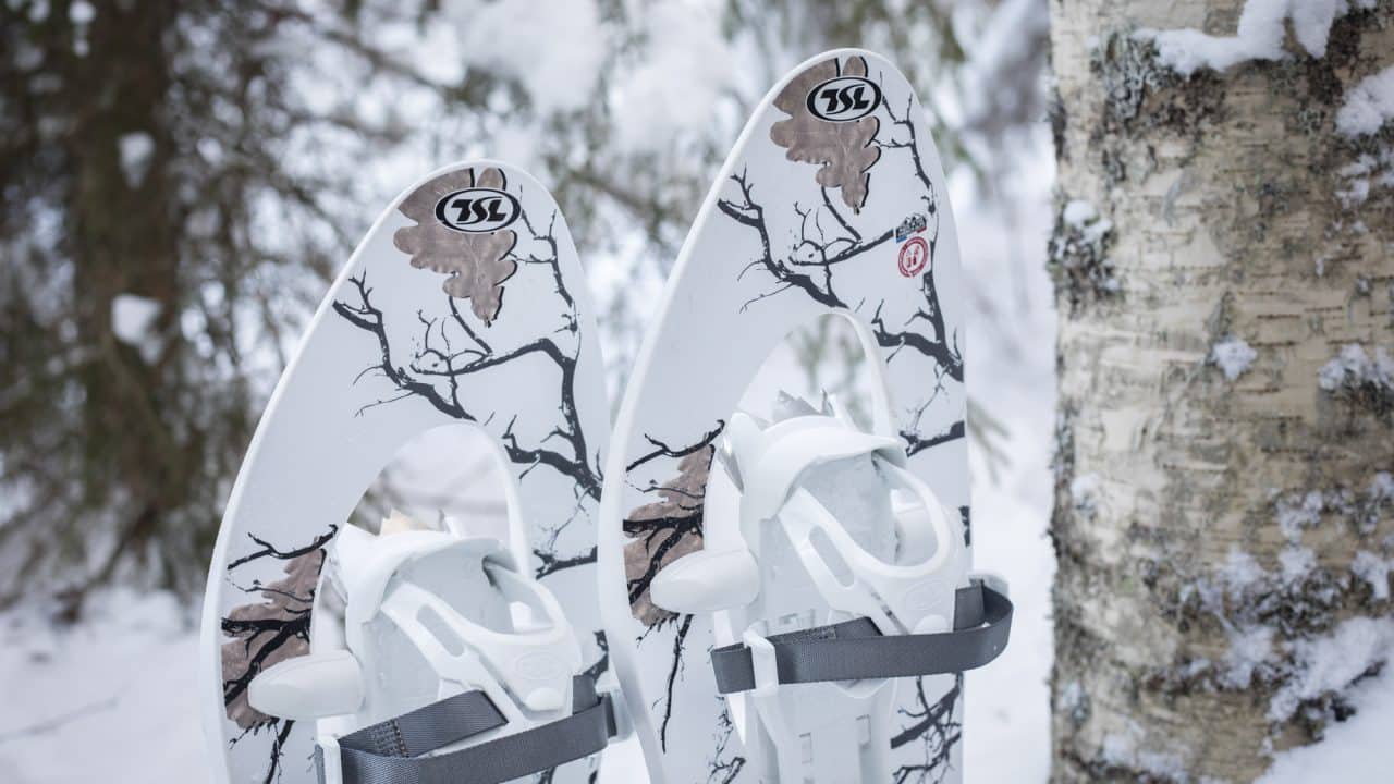 Lumikengät lumessa pystyssä