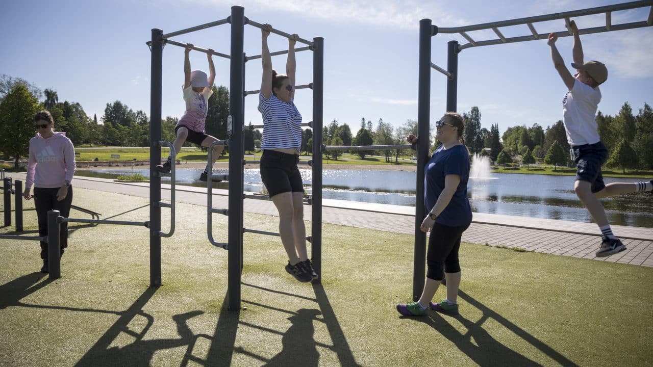 Kaiken ikäiset kuntoilijat Maakkulan ulkokuntosalilla