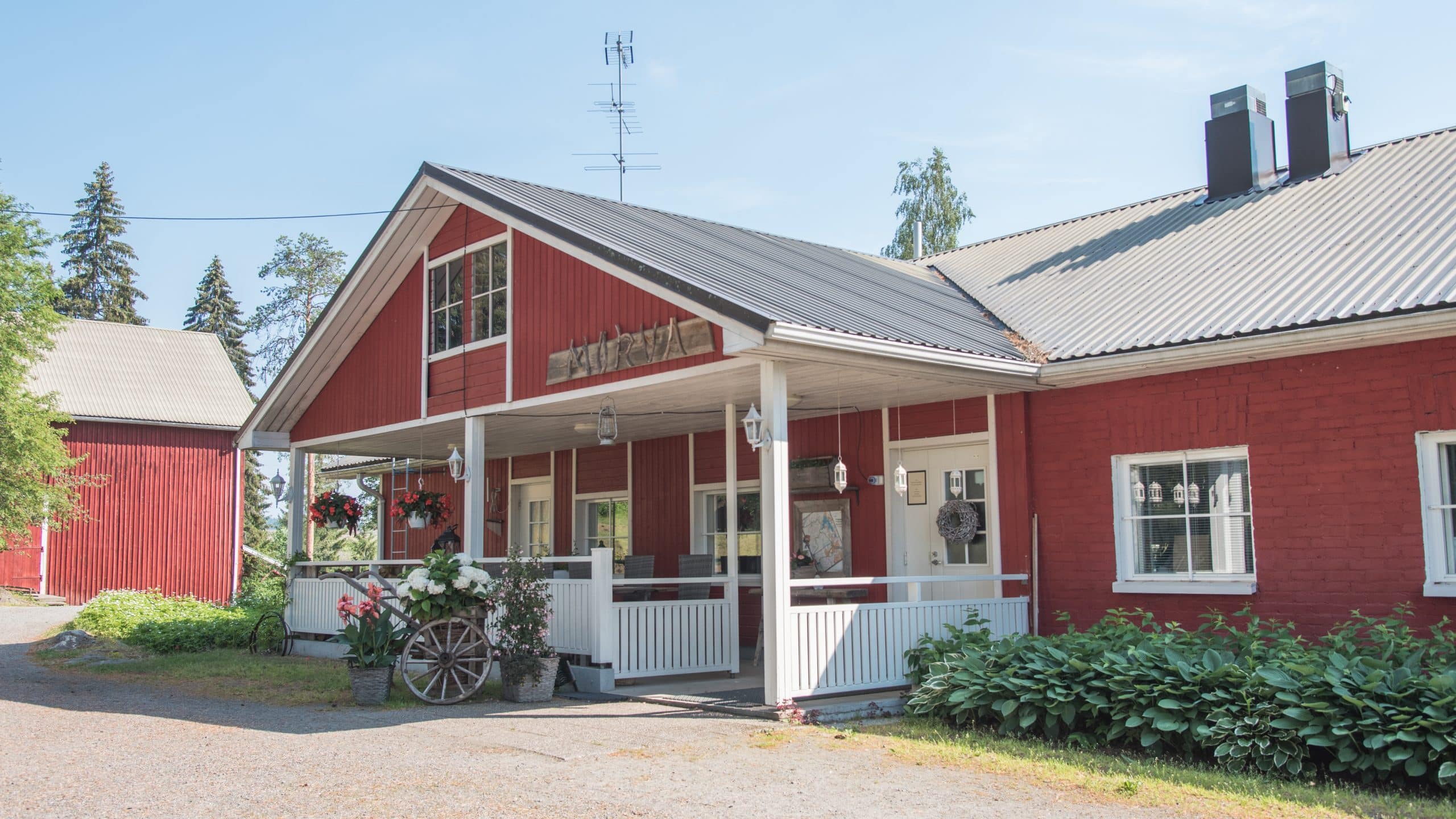 Maalaishotelli Morvan esteetön sisäänkäynti