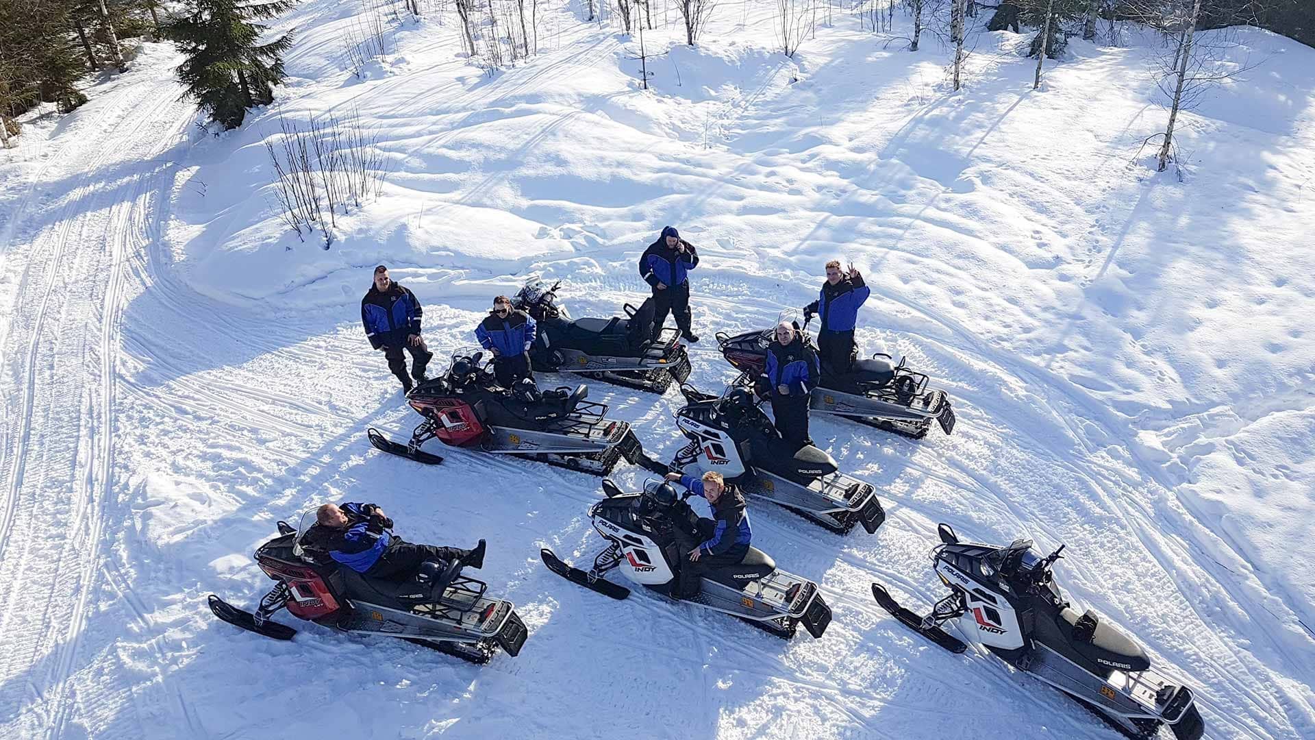 Moottorikelkkaseurue tauolla