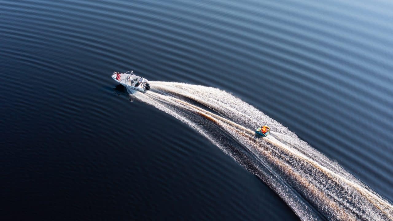Moottorivene järvellä