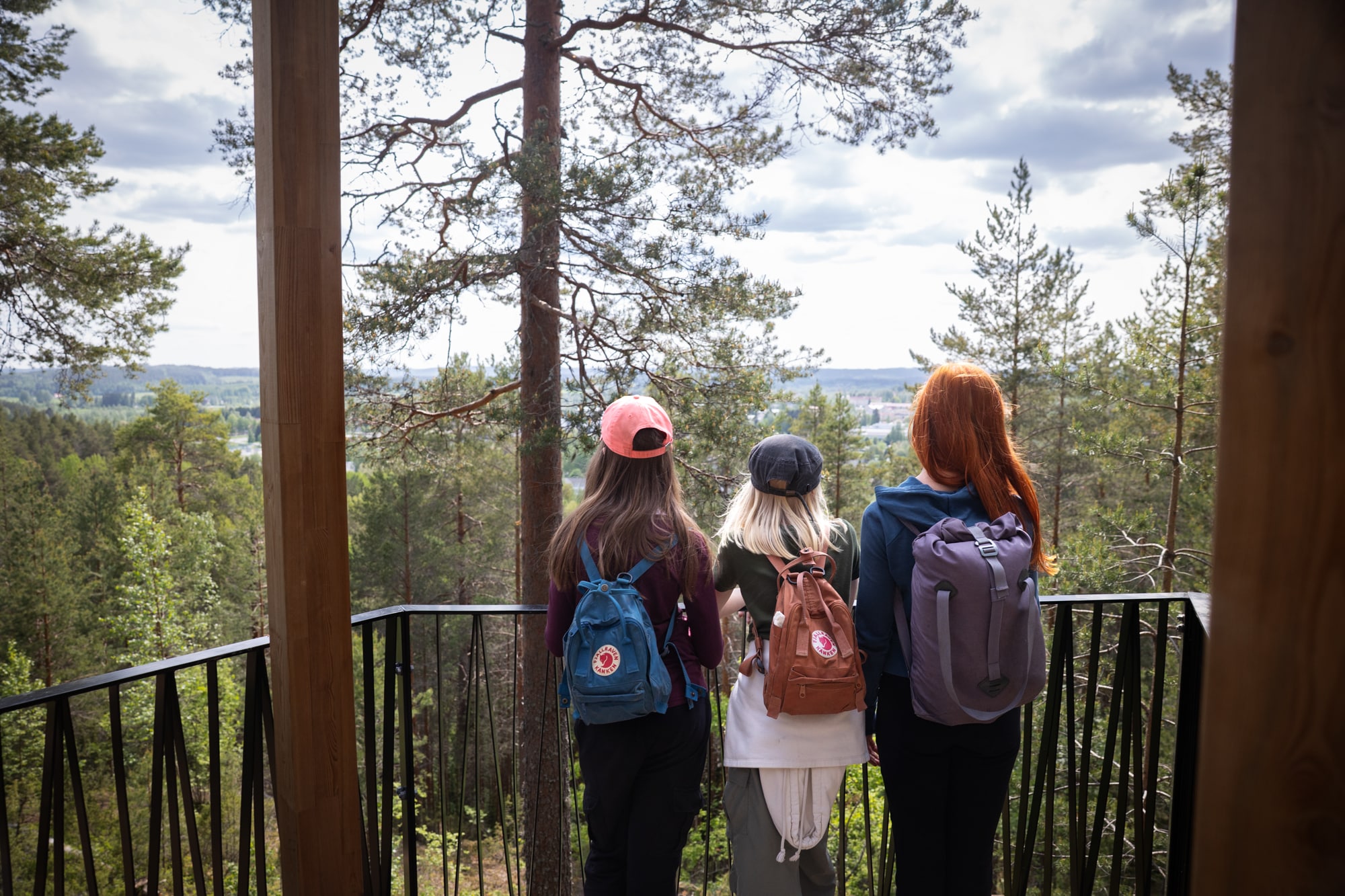 Patikoijat katsovat horisonttiin näköalapaikalla