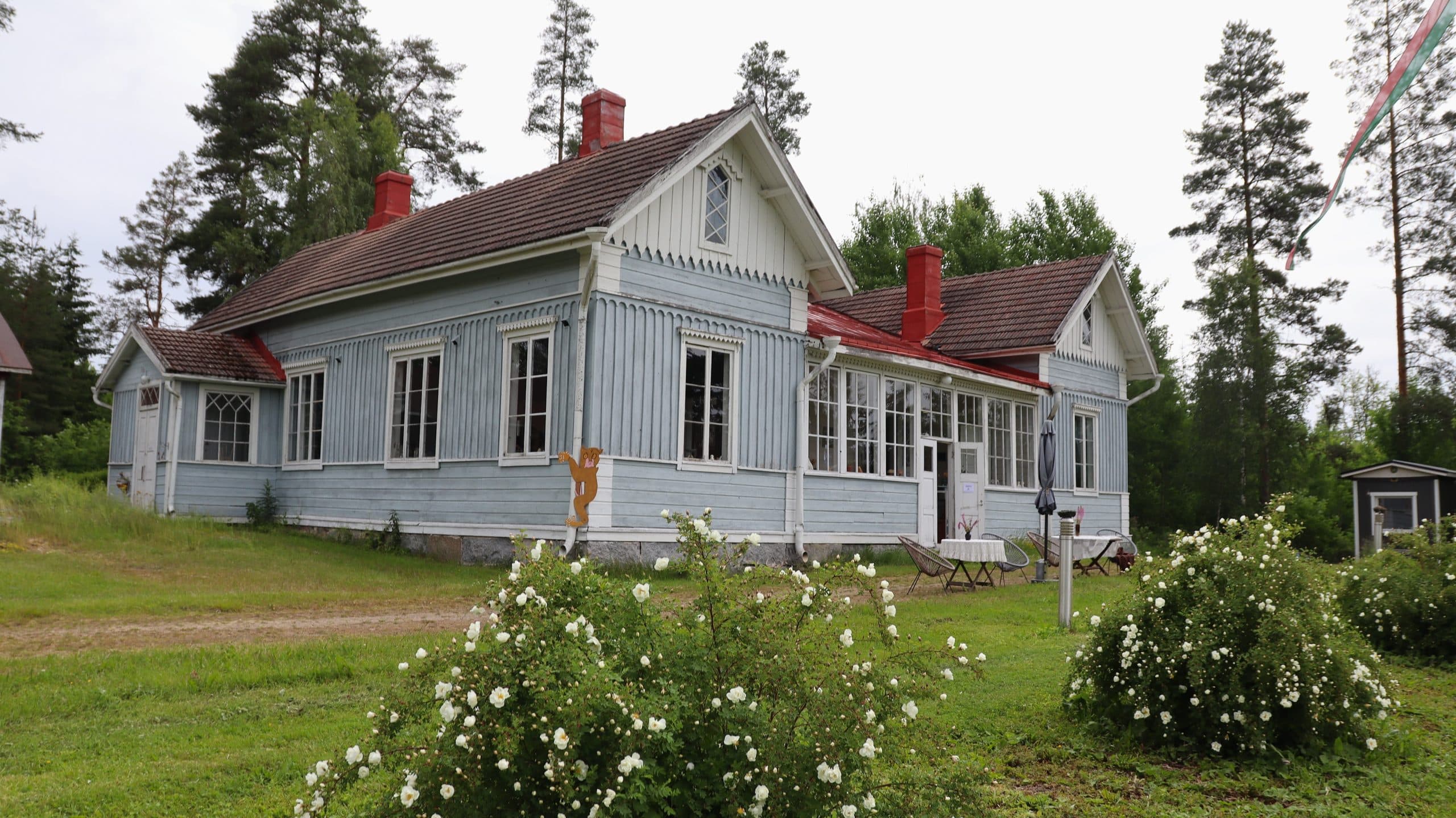 Sininen puutalo kesällä