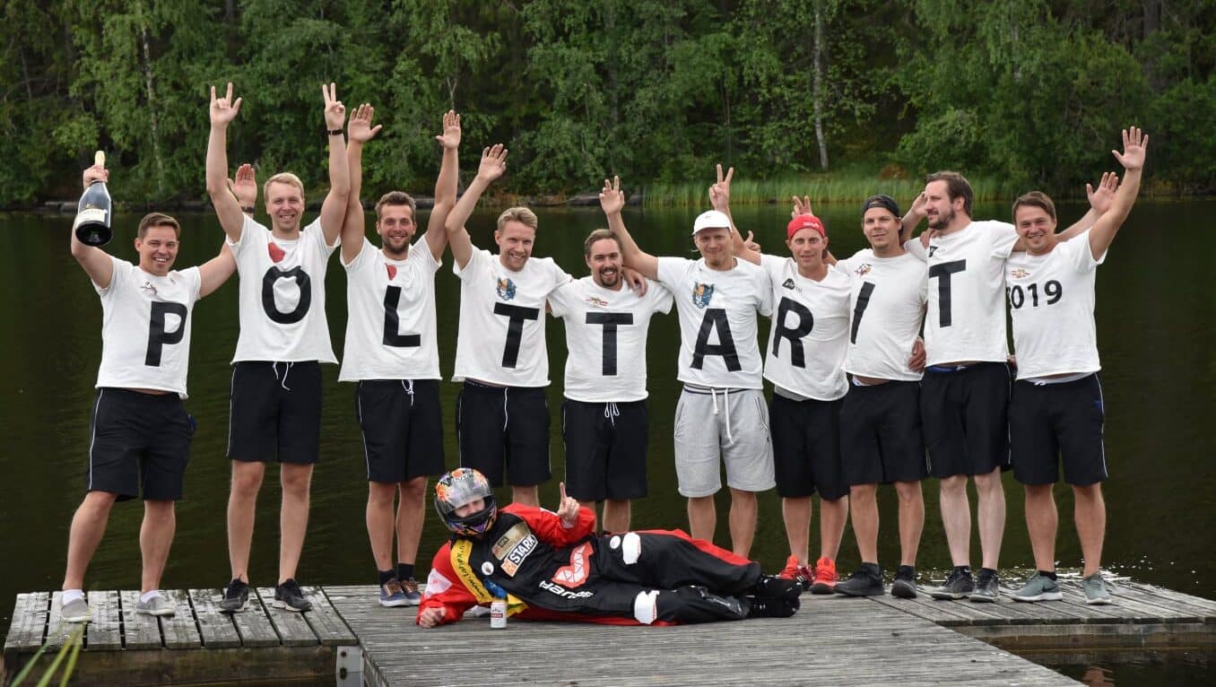 Polttariporukka poseeraa kameralle laiturilla