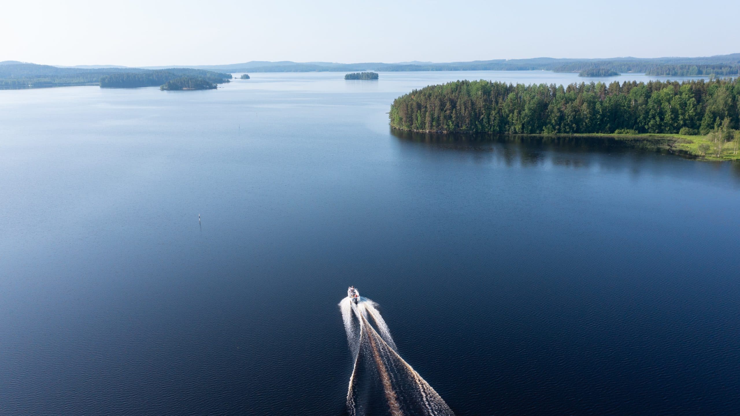 Moottorivene ajaa järvellä