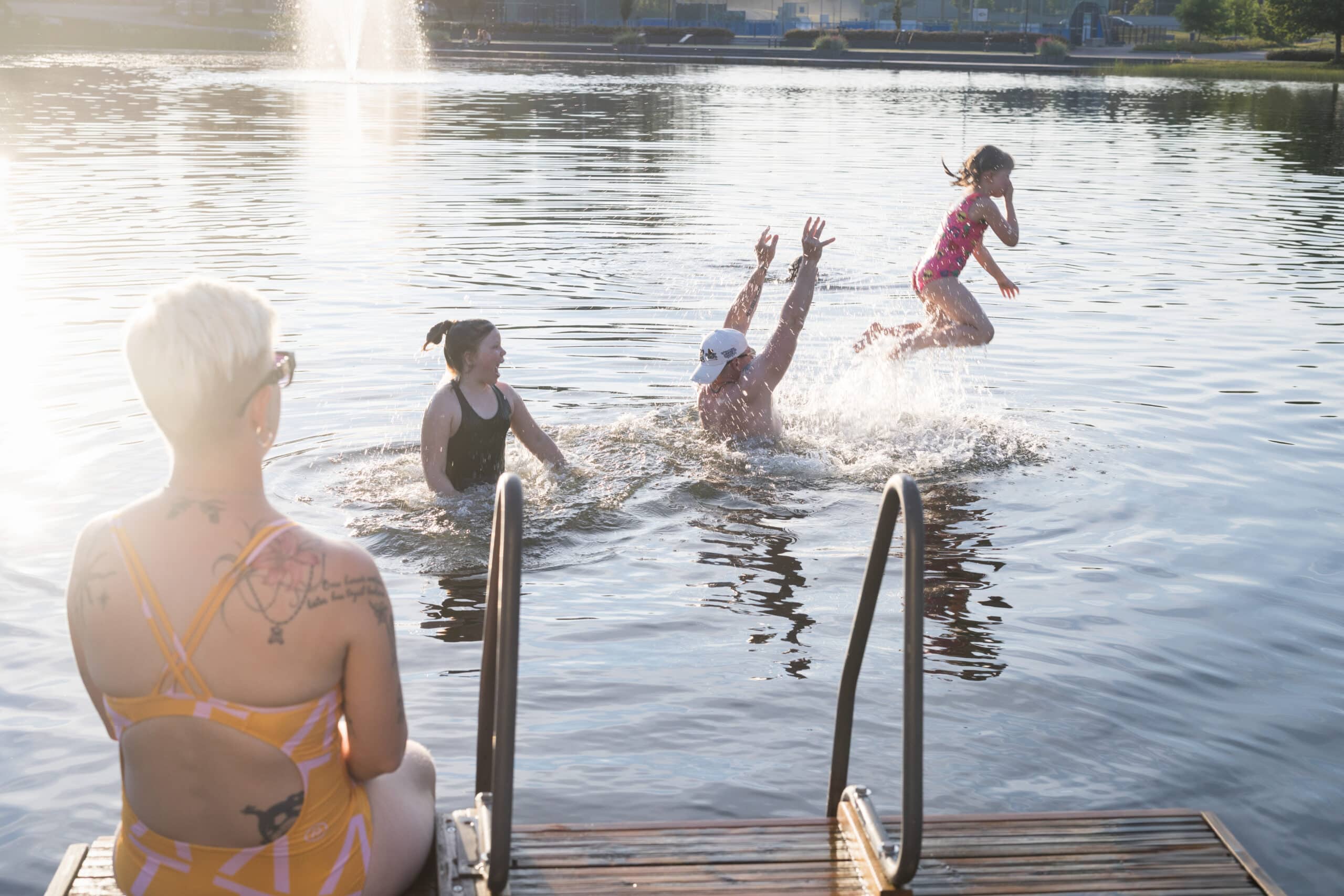 Perhe uimarannalla Jämsän maauimalalla