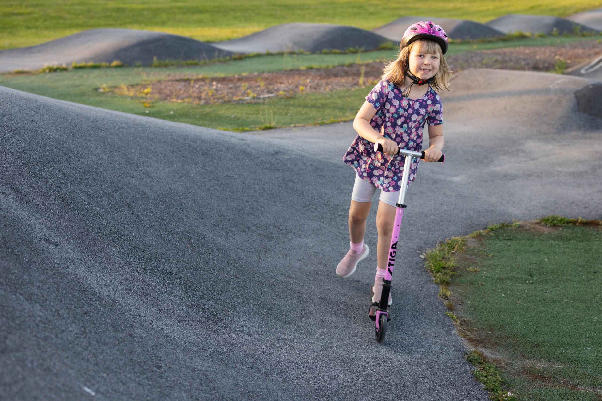 Tyttö skuuttailee pump track radalla