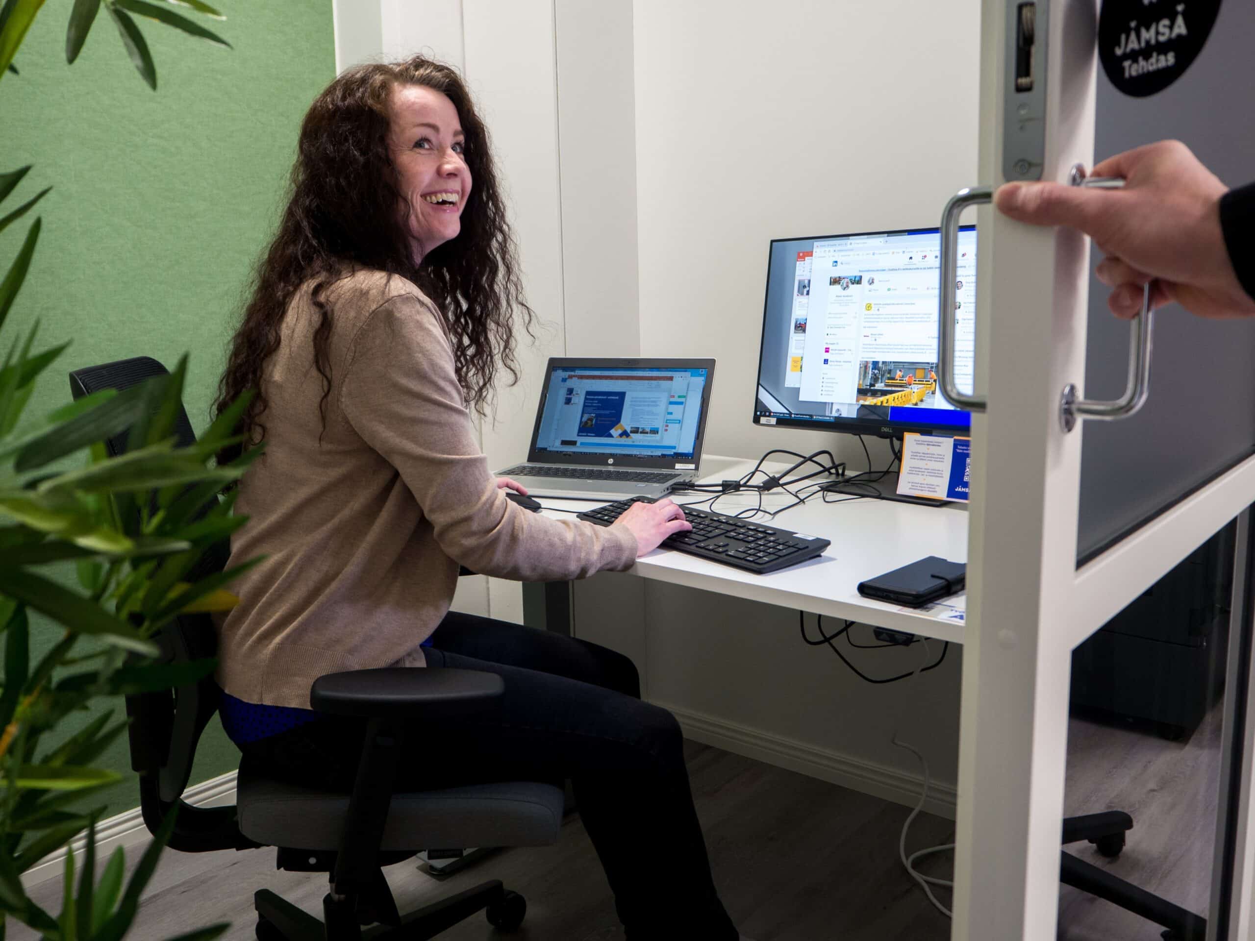 Nainen työskentelee etätyötilassa.