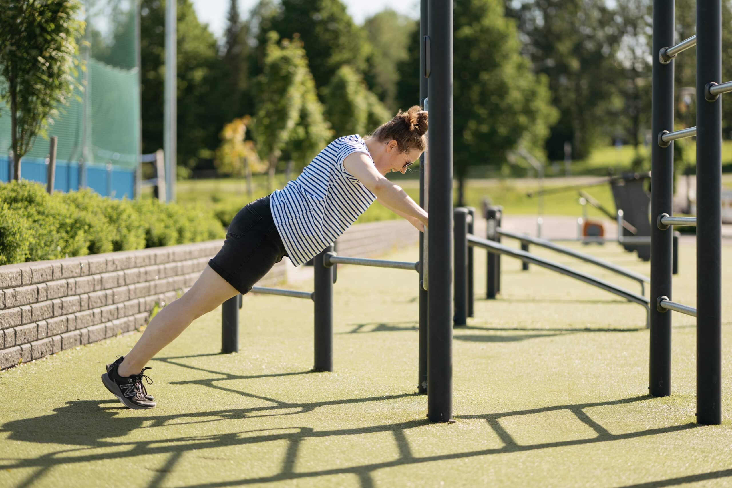 Nainen kuntoilee Ulkoliikuntalaitteilla Jämsässä