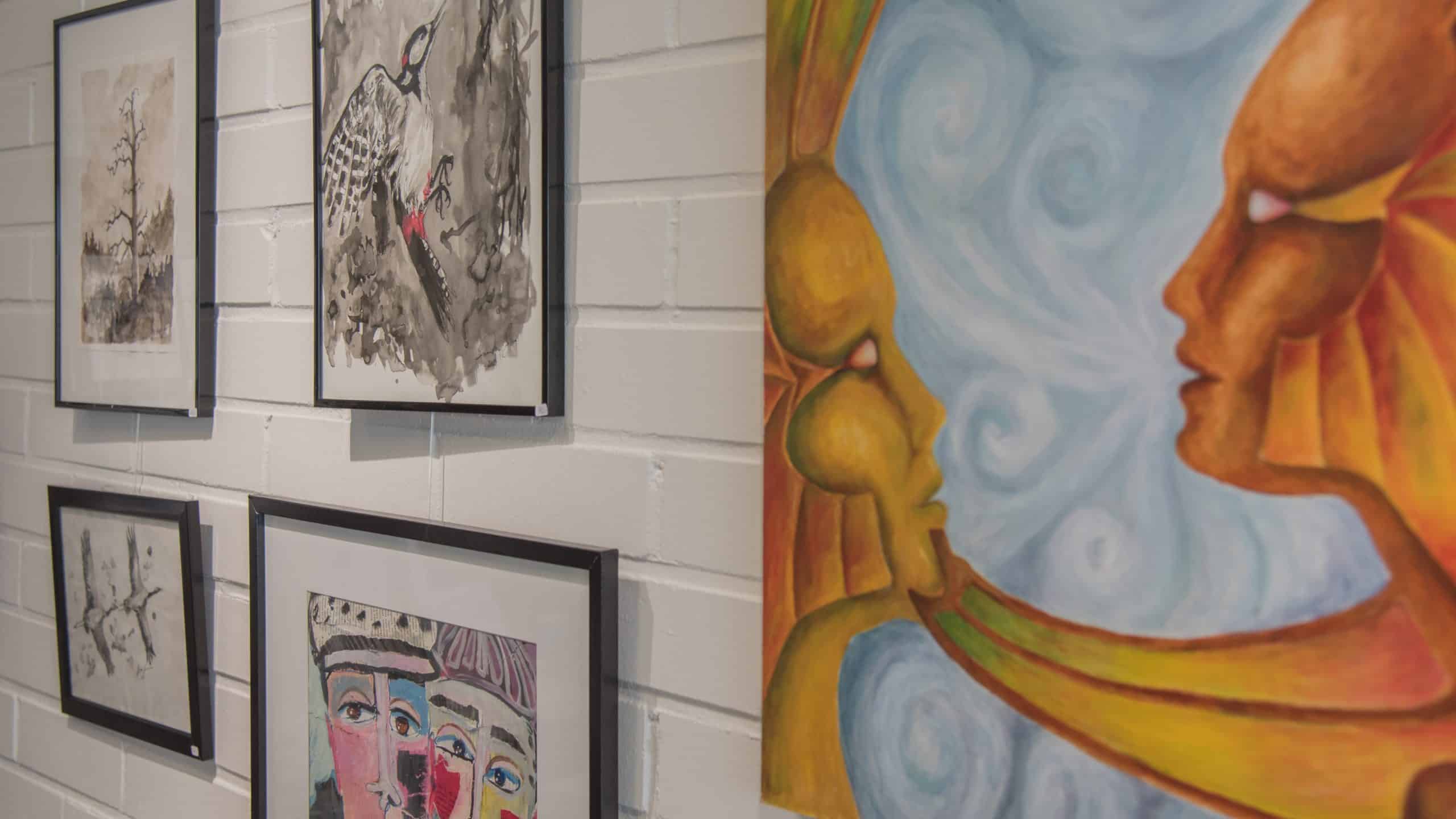 Taidemaalauksia seinällä