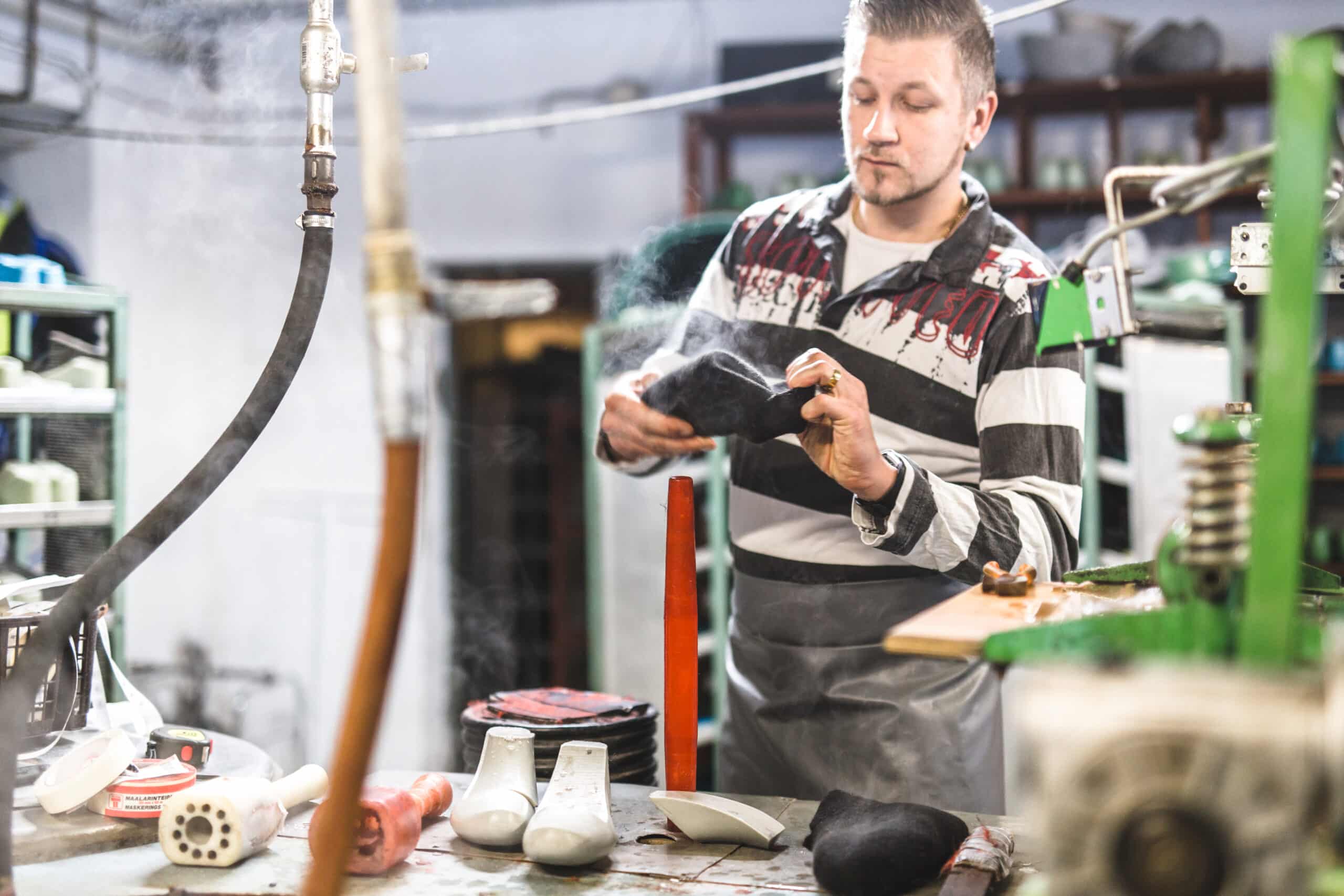 Alhon huopatehtaalla työstetäään huopaa