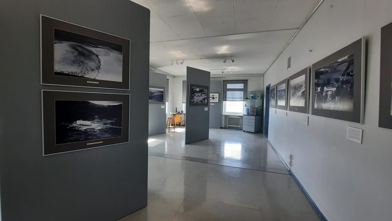 Valokuvia Karhumäen museon seinillä