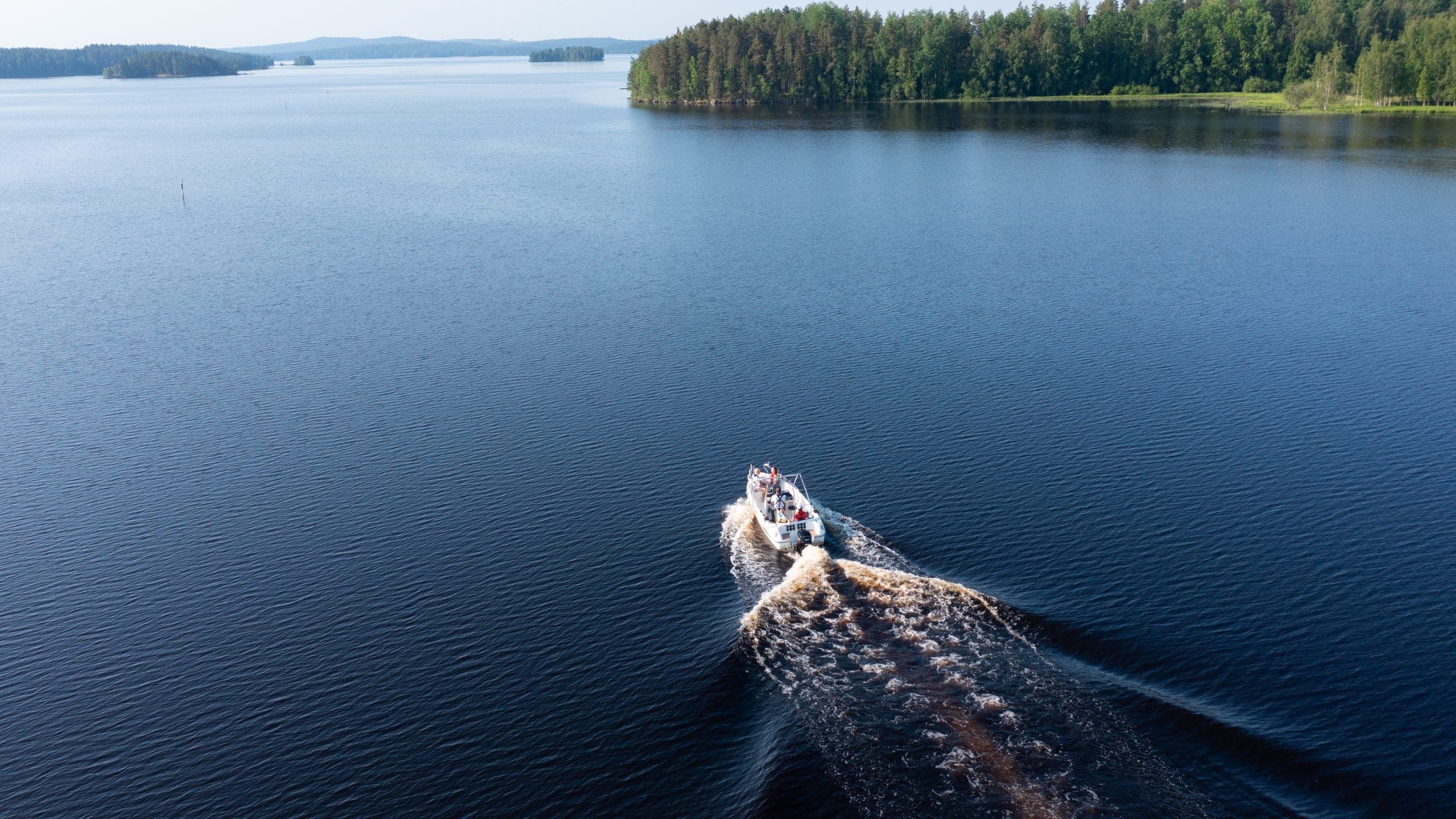 Moottorivene kesäisellä järvellä