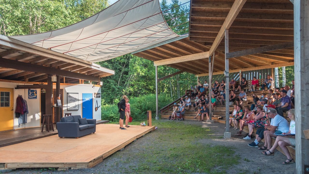 Teatteriesitys käynnissä Jämsän kesäteatterilla