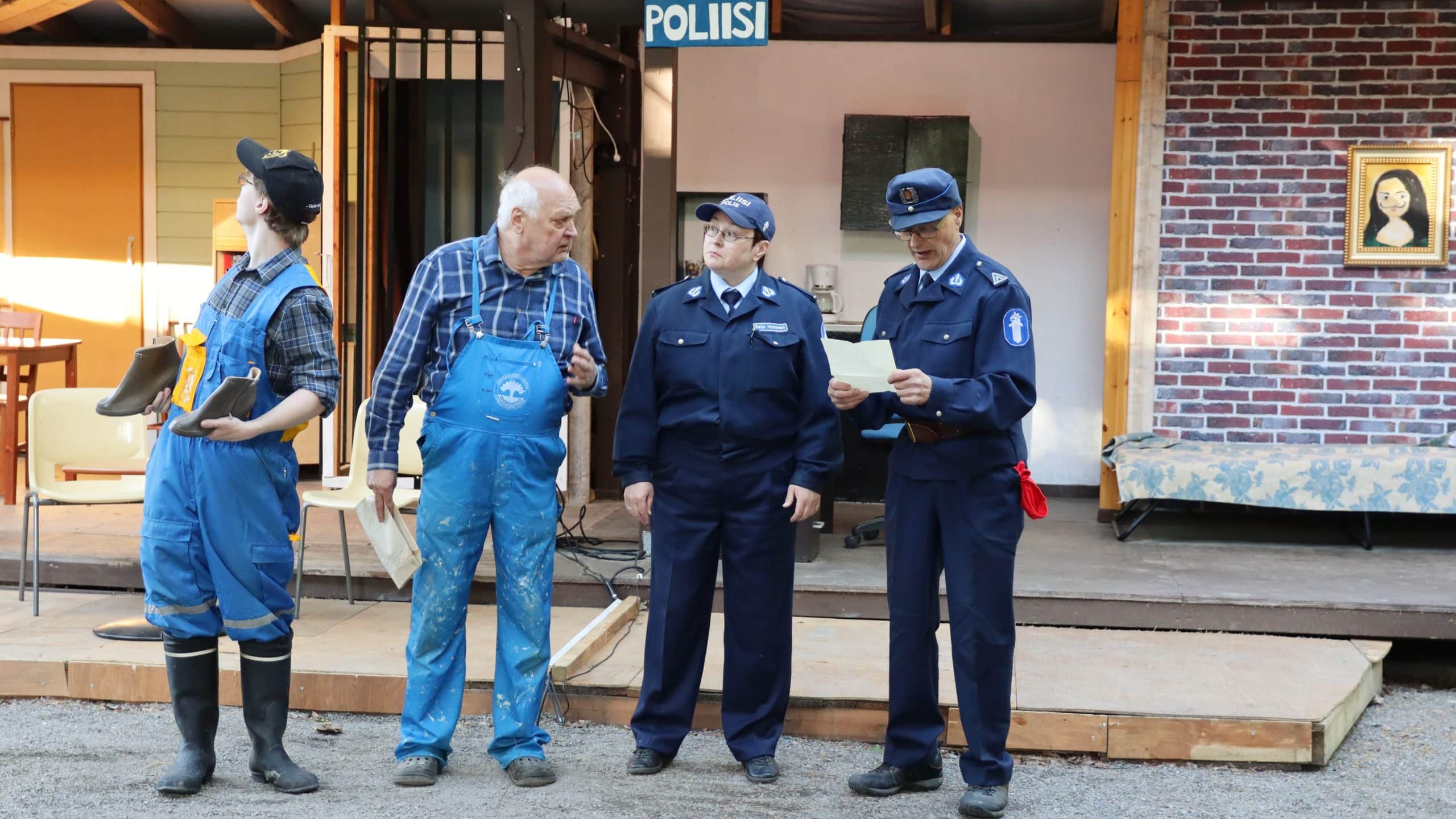 Teatterinäyttelijät kesken esityksen