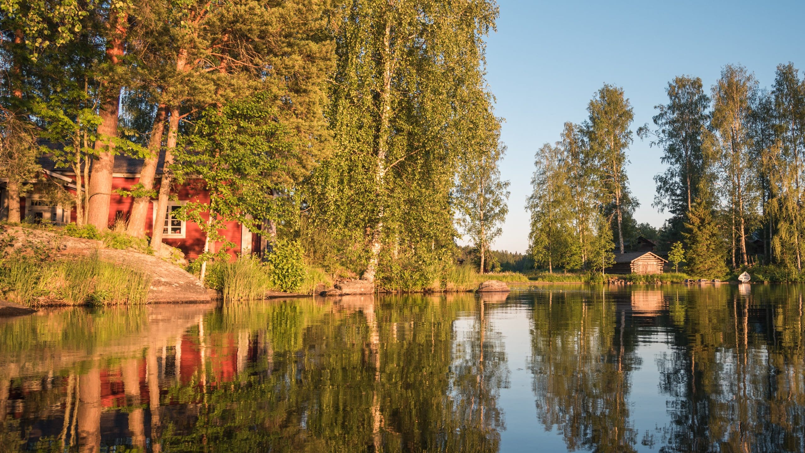 Museo peilityynen veden äärellä