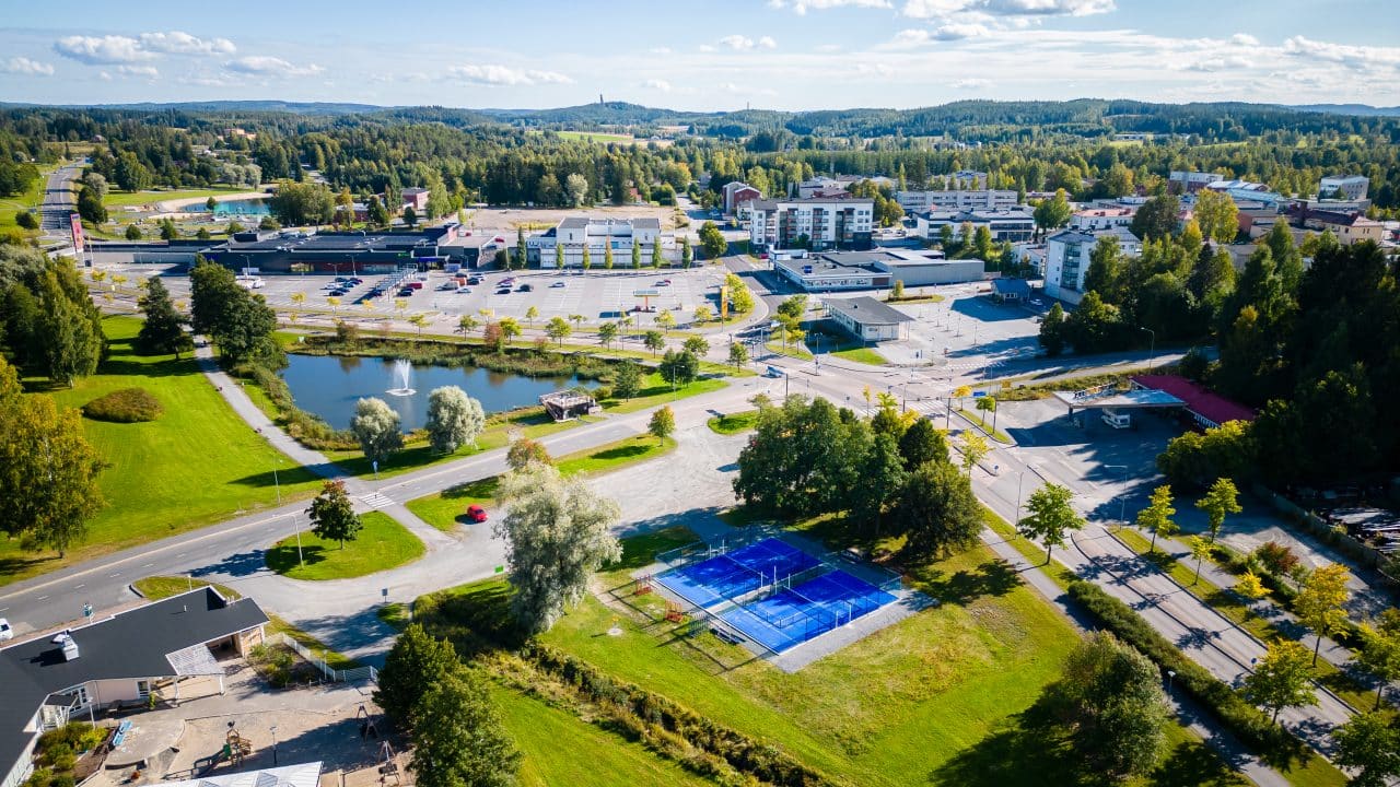 Ilmakuva ulkona olevasta padelkentästä Jämsässä