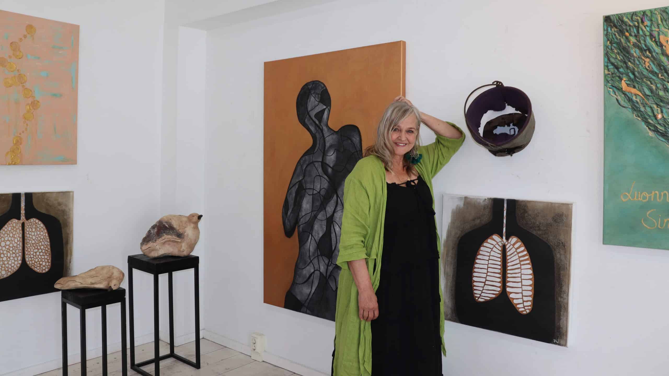 Taiteilija Piippa Mutikainen galleriassa Jämsässä