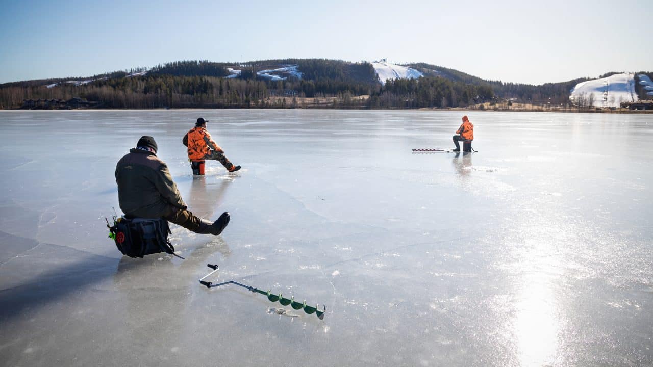 Pilkkijät keväisellä järvenjäällä