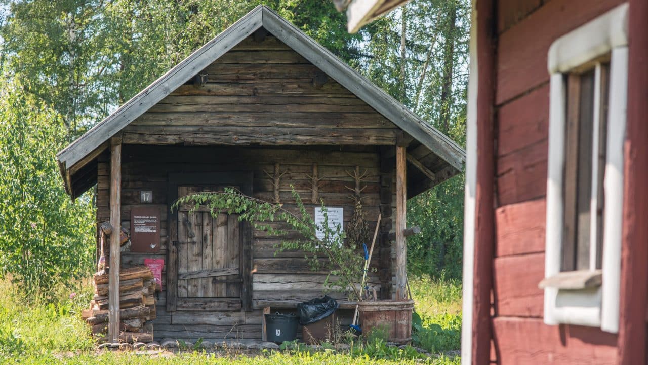 Saunakylän savusauna kesällä ulkoa