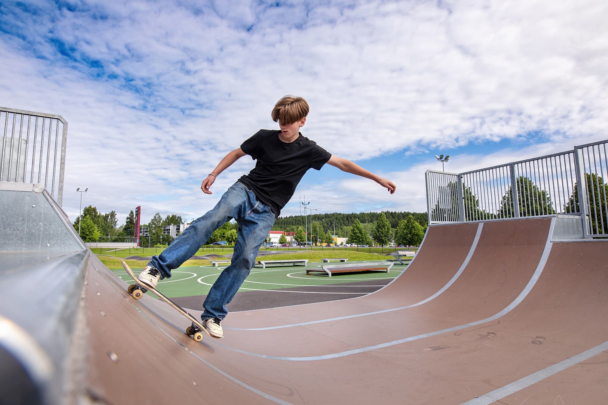 Poika skeittailee Jämsän maauimalan liikutapuistossa