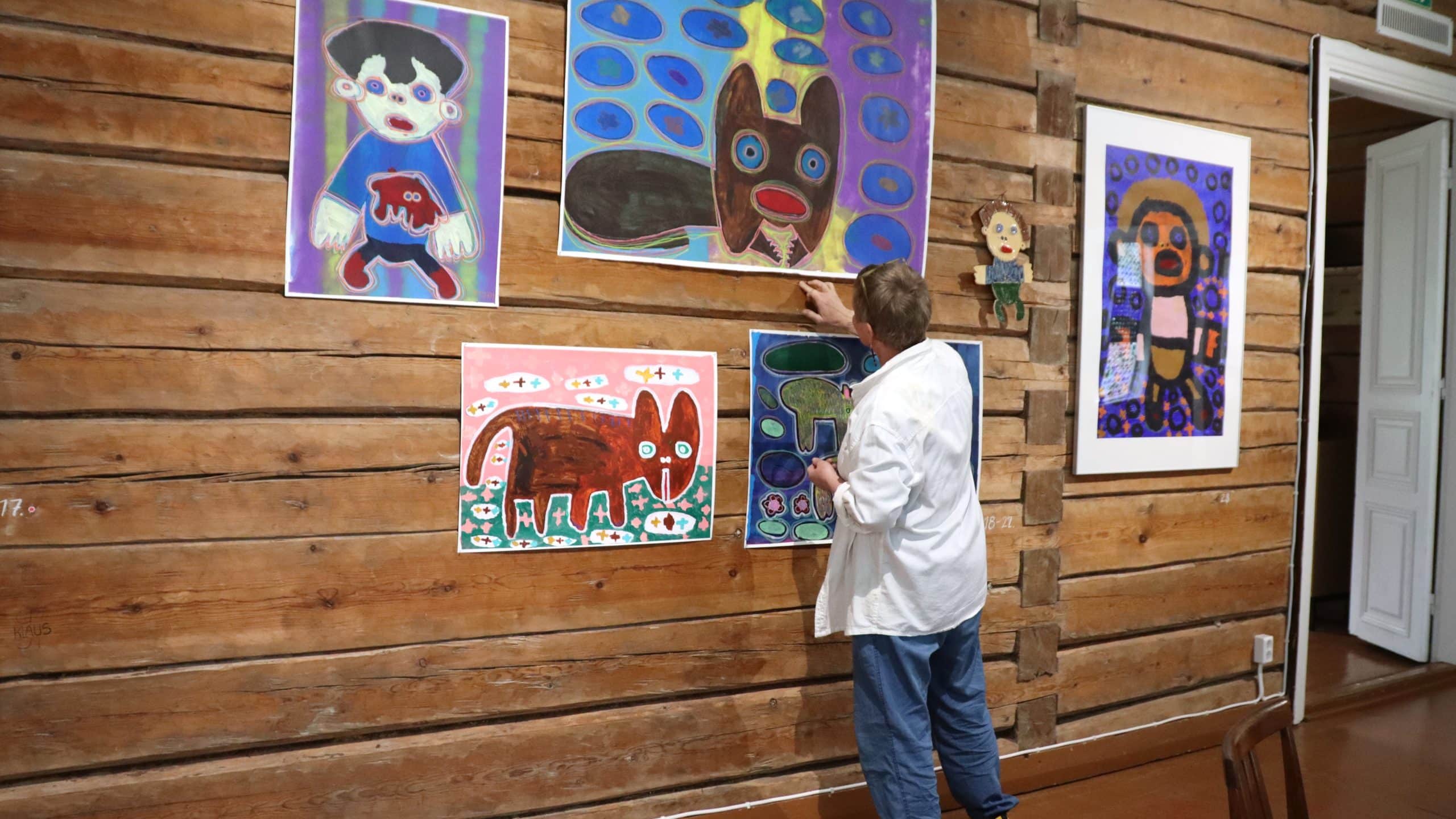 Maalauksia hirsiseinällä