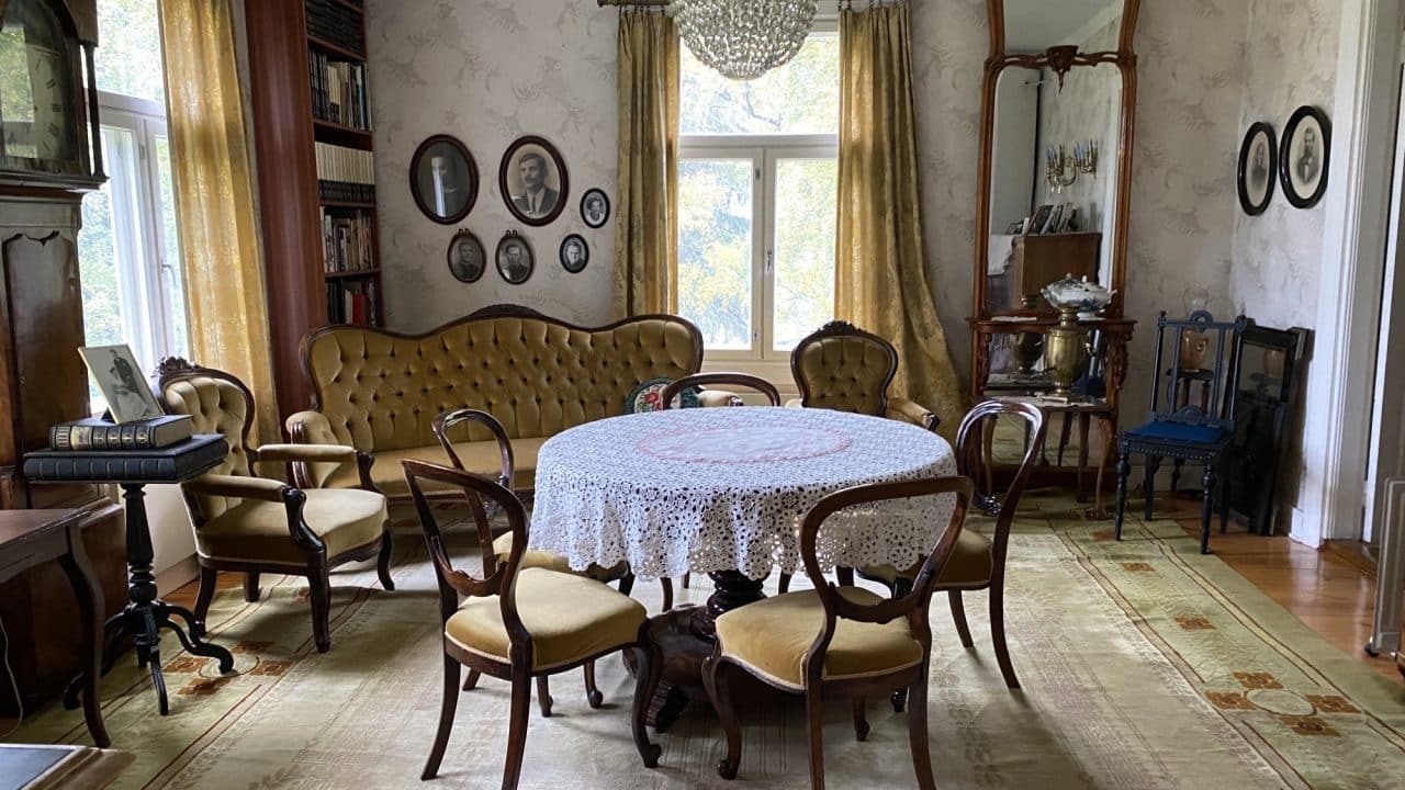 Vanhoilla huonekaluilla sisustettu huone Vinnin kulttuuritilalla